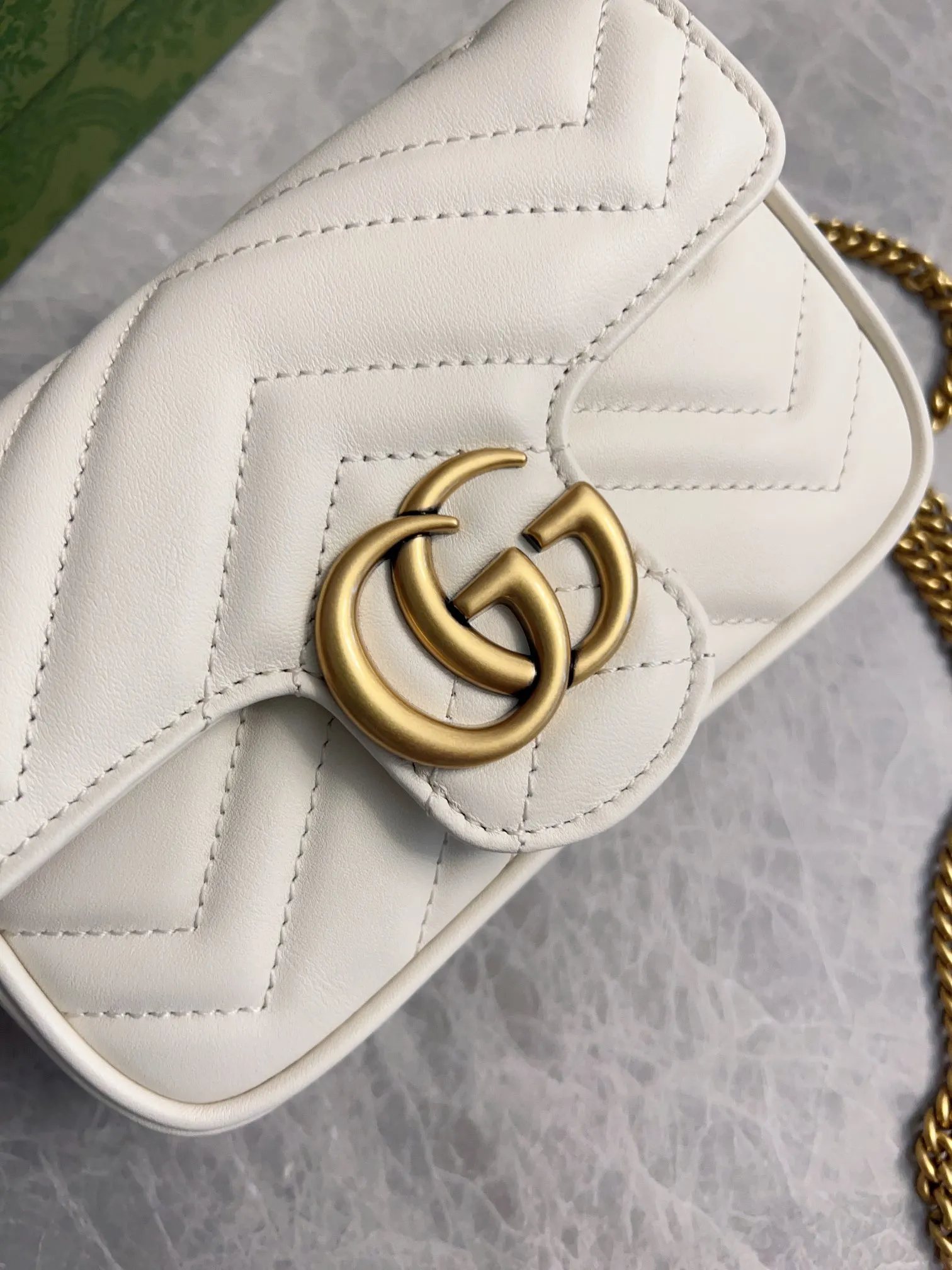 💰600 upgraded version 🇭🇺🇭🇺GUCCI official website updated simultaneously ~ GG marmont series 🐡🐡The latest mini bag, a cute and stylish artifact 🐡🐡The cute design is more practical and can easily accommodate plus mobile phones, lipsticks, and small card holders🐡🐡Imported calfskin is soft to the touch, fashionable and compact! 🐡🐡 Model: 476433, size: 16.5*10.2*5.1 cm, color: black, green, white, bright red, nude pink