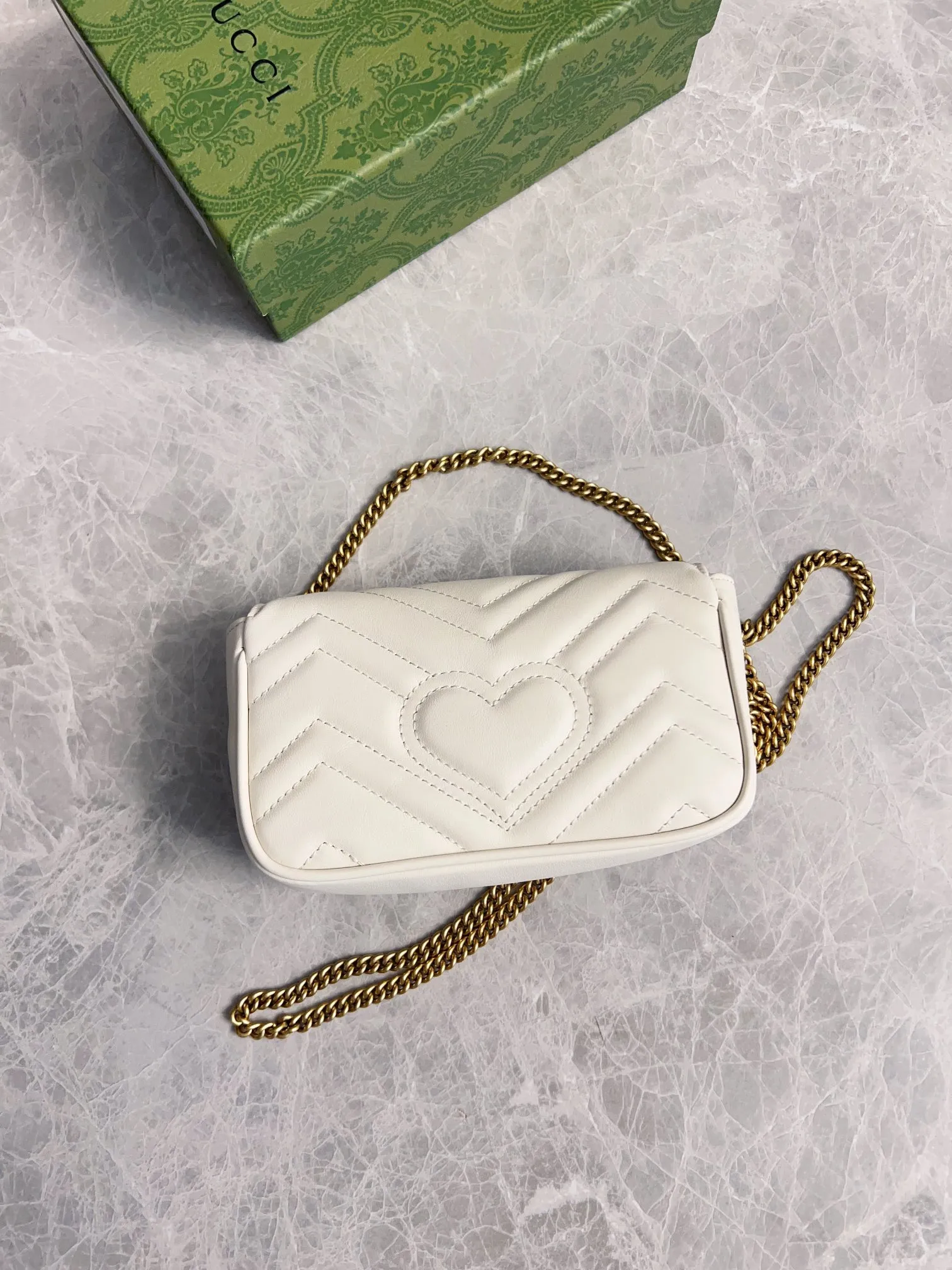 💰600 upgraded version 🇭🇺🇭🇺GUCCI official website updated simultaneously ~ GG marmont series 🐡🐡The latest mini bag, a cute and stylish artifact 🐡🐡The cute design is more practical and can easily accommodate plus mobile phones, lipsticks, and small card holders🐡🐡Imported calfskin is soft to the touch, fashionable and compact! 🐡🐡 Model: 476433, size: 16.5*10.2*5.1 cm, color: black, green, white, bright red, nude pink