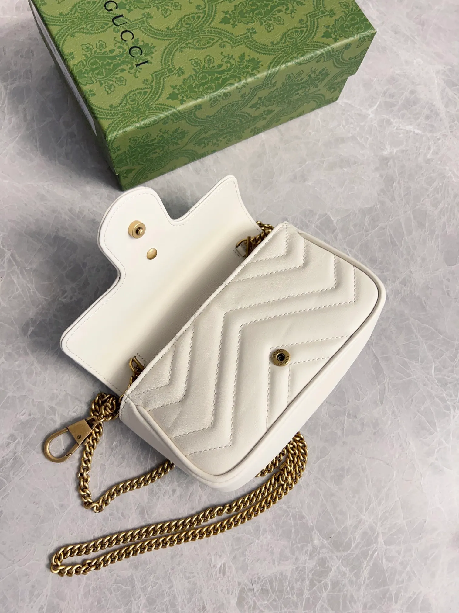 💰600 upgraded version 🇭🇺🇭🇺GUCCI official website updated simultaneously ~ GG marmont series 🐡🐡The latest mini bag, a cute and stylish artifact 🐡🐡The cute design is more practical and can easily accommodate plus mobile phones, lipsticks, and small card holders🐡🐡Imported calfskin is soft to the touch, fashionable and compact! 🐡🐡 Model: 476433, size: 16.5*10.2*5.1 cm, color: black, green, white, bright red, nude pink
