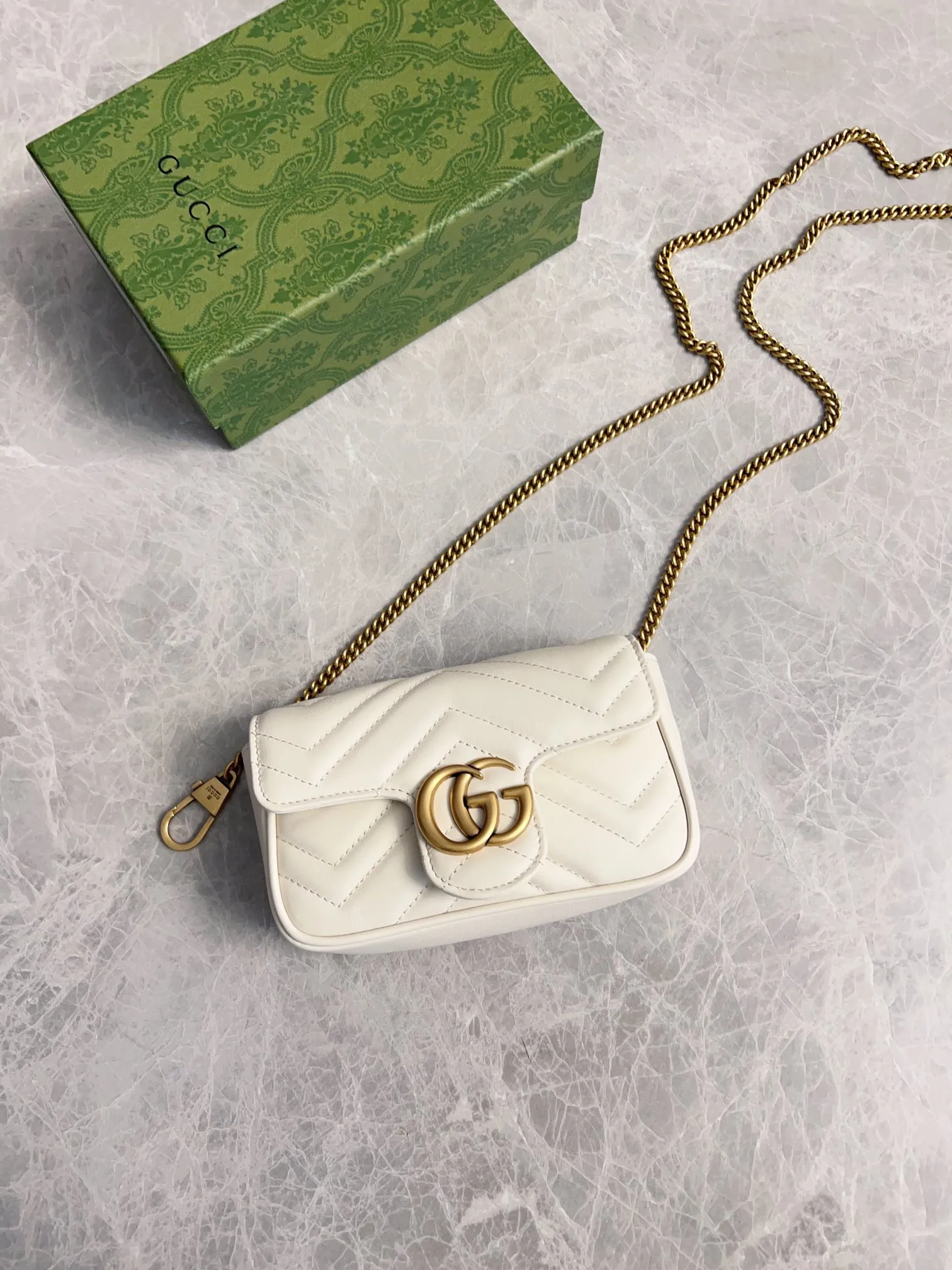 💰600 upgraded version 🇭🇺🇭🇺GUCCI official website updated simultaneously ~ GG marmont series 🐡🐡The latest mini bag, a cute and stylish artifact 🐡🐡The cute design is more practical and can easily accommodate plus mobile phones, lipsticks, and small card holders🐡🐡Imported calfskin is soft to the touch, fashionable and compact! 🐡🐡 Model: 476433, size: 16.5*10.2*5.1 cm, color: black, green, white, bright red, nude pink