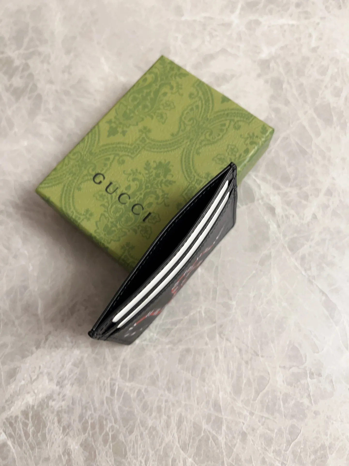 💰210🇭🇺🇭🇺 New men’s small card holder! 🐍🐍Synchronized with the counter, high-quality cowhide fabric🐍🐍tear-printed with the latest Striped Snake logo🐍🐍Fine oil edge workmanship, simple and elegant, fashionable and domineering,🐍🐍Model: 451277, size: 10x7cm, color: toothpick pattern ~ black "Striped Snake"