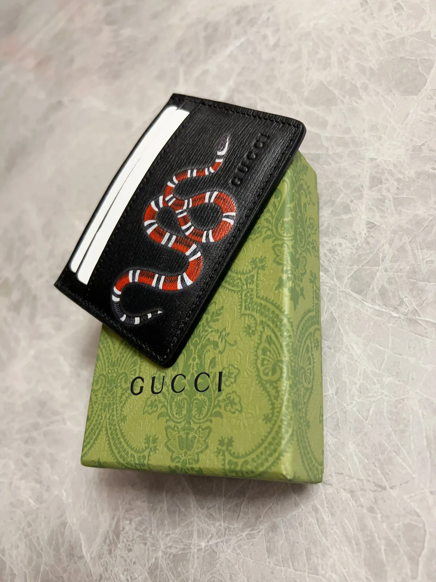 💰210🇭🇺🇭🇺 New men’s small card holder! 🐍🐍Synchronized with the counter, high-quality cowhide fabric🐍🐍tear-printed with the latest Striped Snake logo🐍🐍Fine oil edge workmanship, simple and elegant, fashionable and domineering,🐍🐍Model: 451277, size: 10x7cm, color: toothpick pattern ~ black "Striped Snake"