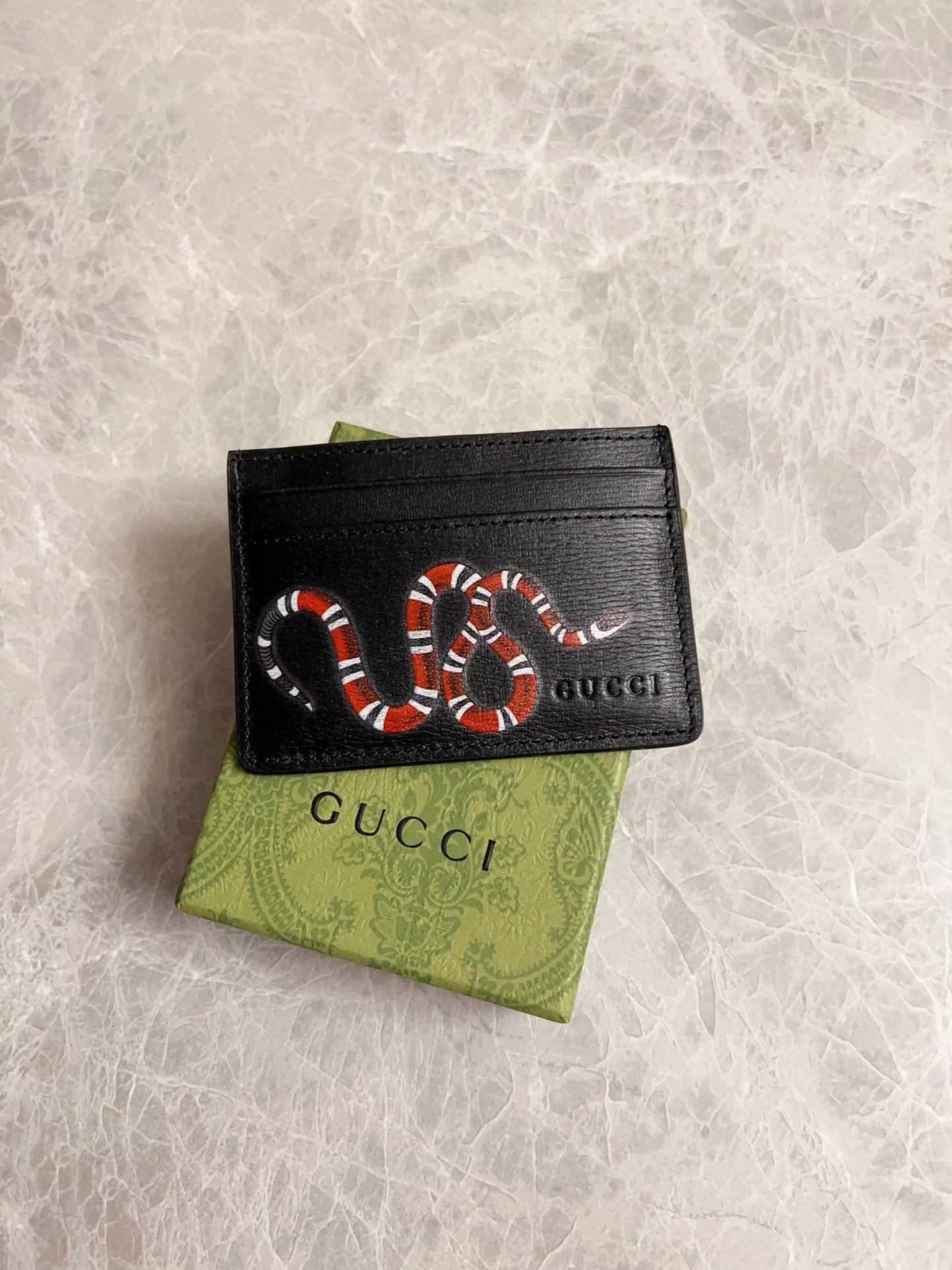💰210🇭🇺🇭🇺 New men’s small card holder! 🐍🐍Synchronized with the counter, high-quality cowhide fabric🐍🐍tear-printed with the latest Striped Snake logo🐍🐍Fine oil edge workmanship, simple and elegant, fashionable and domineering,🐍🐍Model: 451277, size: 10x7cm, color: toothpick pattern ~ black "Striped Snake"
