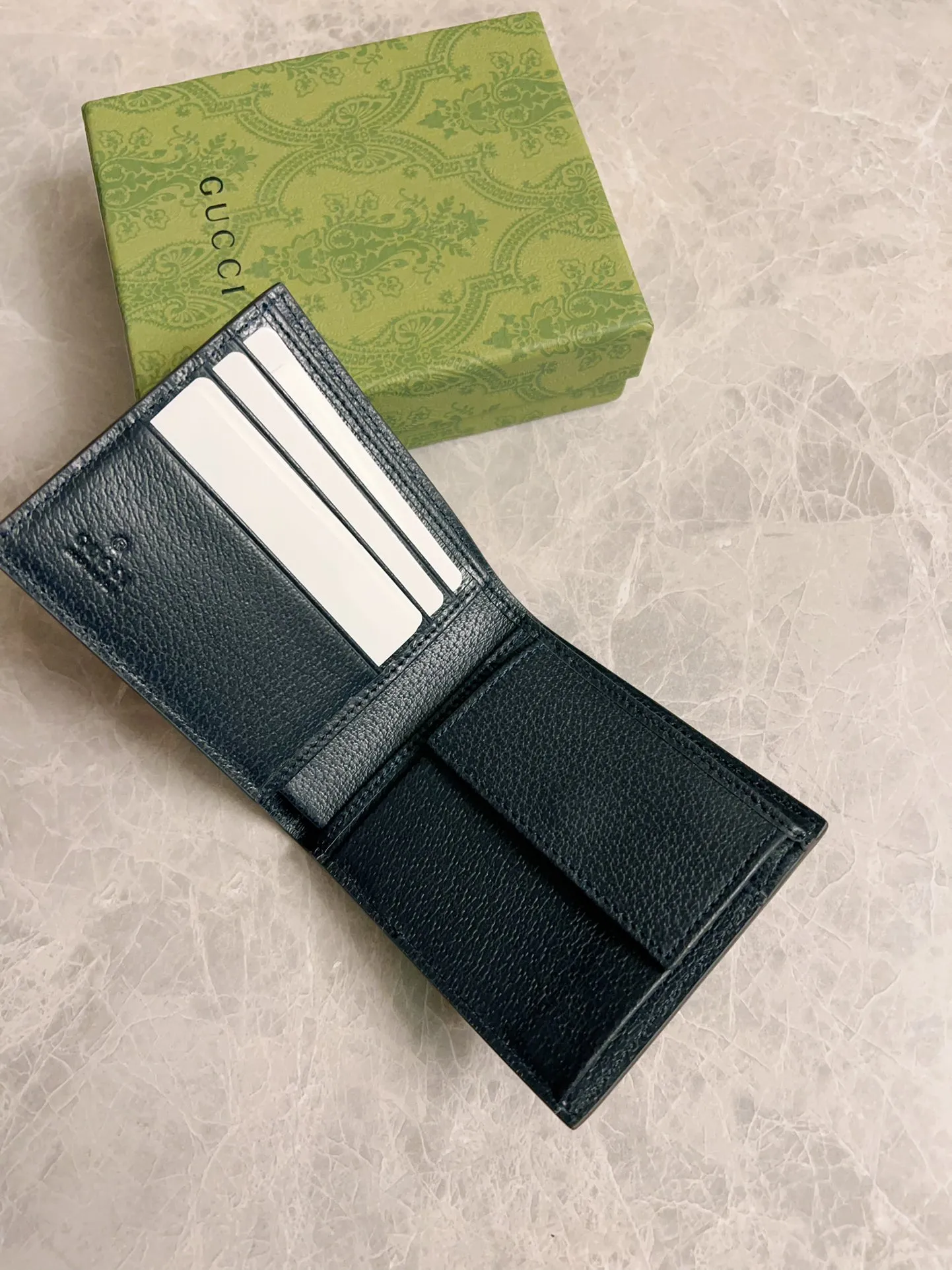 💰300🇭🇺🇭🇺GucciO’s latest phidia series short wallet, Ophidia series items have endless retro feelings. Dark blue GG Supreme canvas, dark blue cowhide piping, palladium tone accessories Double G Model: 597609 (insert card on one side and coin pocket on the other) Size: 12x 9.5cm Color: dark blue/pvc.