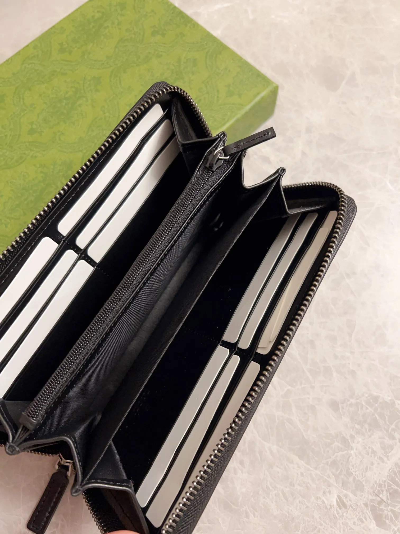 💰400🇭🇺🇭🇺The latest version of the GG marmont full zipper wallet at the counter🗽🗽Model: 428736, color: Gram, ancient silver double G logo🗽🗽Imported original toothpick pattern cowhide, perfect to the extreme,🗽🗽exclusive real-life photos 🗽🗽Size: 19x10x2.5cm