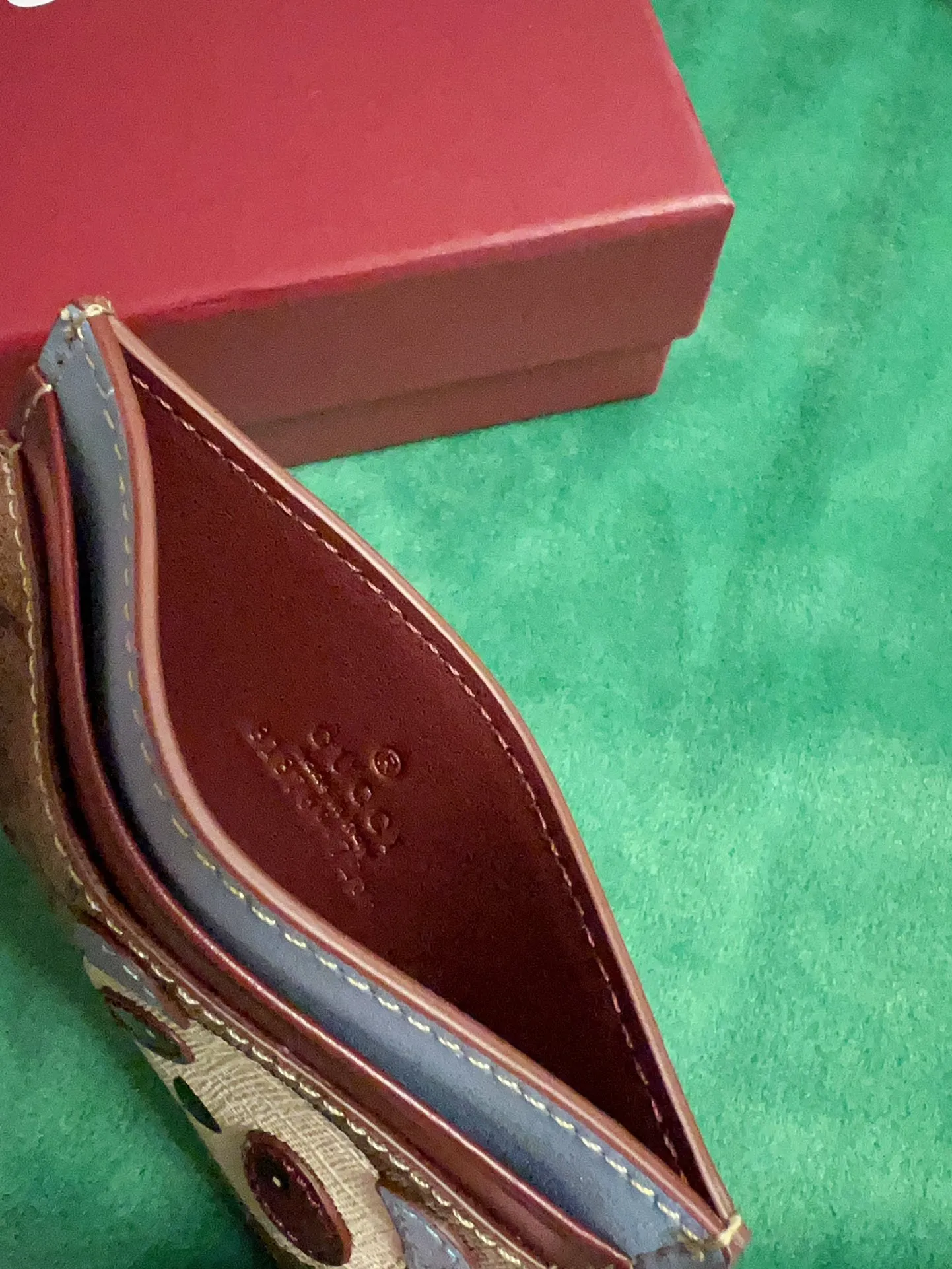 💰260 🇭🇺🇭🇺New product on official website! Exquisite small card holder PVC with burgundy calfskin, 🤡🤡cut and printed with cute and exquisite cartoon patterns! 🤡🤡Style number 818769, size: 11x7cm, 🤡🤡little red cat, puppy, panda, owl, exquisite and cute! Original product!