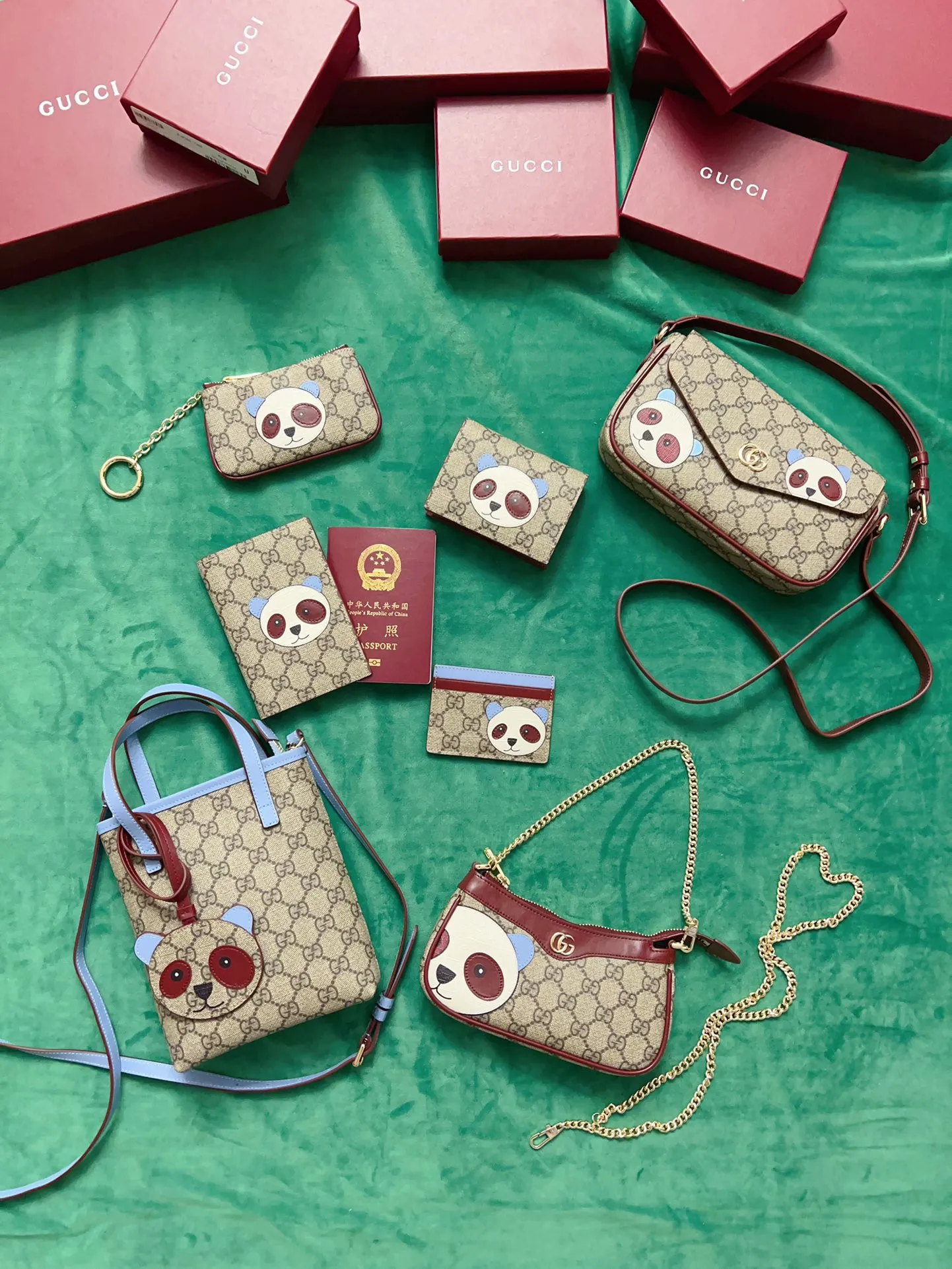 💰260 🇭🇺🇭🇺New product on official website! Exquisite small card holder PVC with burgundy calfskin, 🤡🤡cut and printed with cute and exquisite cartoon patterns! 🤡🤡Style number 818769, size: 11x7cm, 🤡🤡little red cat, puppy, panda, owl, exquisite and cute! Original product!
