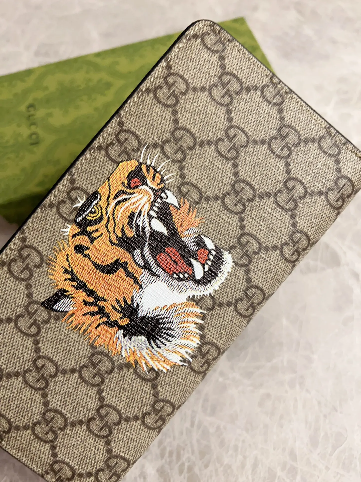 💰380 🇭🇺🇭🇺 New men’s wallet! 🐯🐯Synchronized with the counter, original shaved leather with high-quality PVC fabric🐯🐯Tear-printed latest tiger head logo🐯🐯Cotton cloth bronze gold pull money, oiled edges and fine workmanship, simple and elegant, fashionable and domineering,🐯🐯Model: 451273, size: 19x10x2.5cm, color: brown PVC-black "Tiger Head"