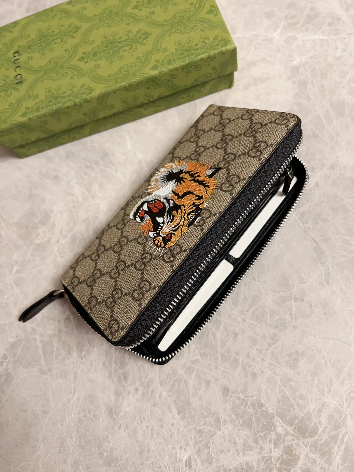 💰380 🇭🇺🇭🇺 New men’s wallet! 🐯🐯Synchronized with the counter, original shaved leather with high-quality PVC fabric🐯🐯Tear-printed latest tiger head logo🐯🐯Cotton cloth bronze gold pull money, oiled edges and fine workmanship, simple and elegant, fashionable and domineering,🐯🐯Model: 451273, size: 19x10x2.5cm, color: brown PVC-black "Tiger Head"