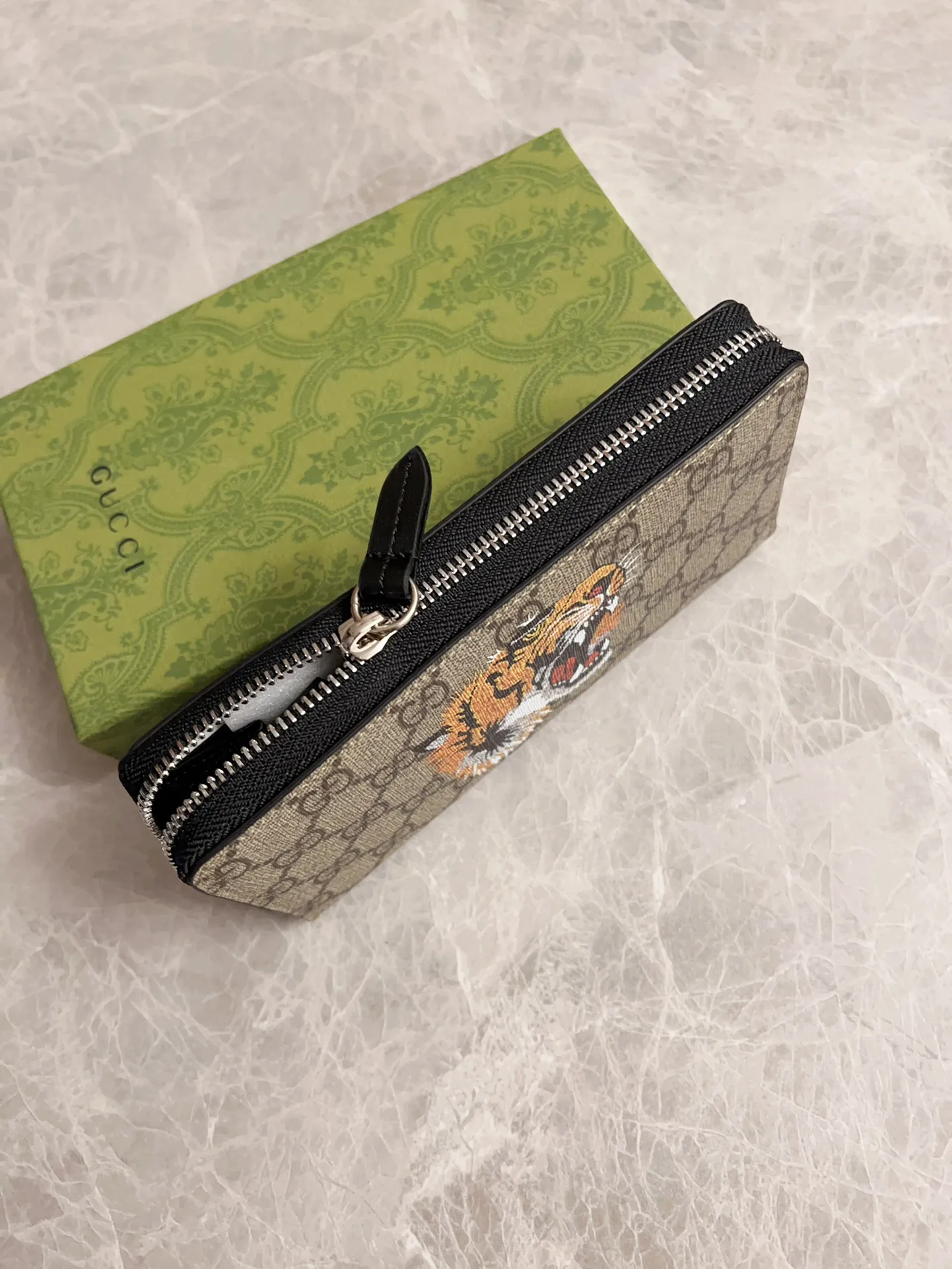 💰380 🇭🇺🇭🇺 New men’s wallet! 🐯🐯Synchronized with the counter, original shaved leather with high-quality PVC fabric🐯🐯Tear-printed latest tiger head logo🐯🐯Cotton cloth bronze gold pull money, oiled edges and fine workmanship, simple and elegant, fashionable and domineering,🐯🐯Model: 451273, size: 19x10x2.5cm, color: brown PVC-black "Tiger Head"
