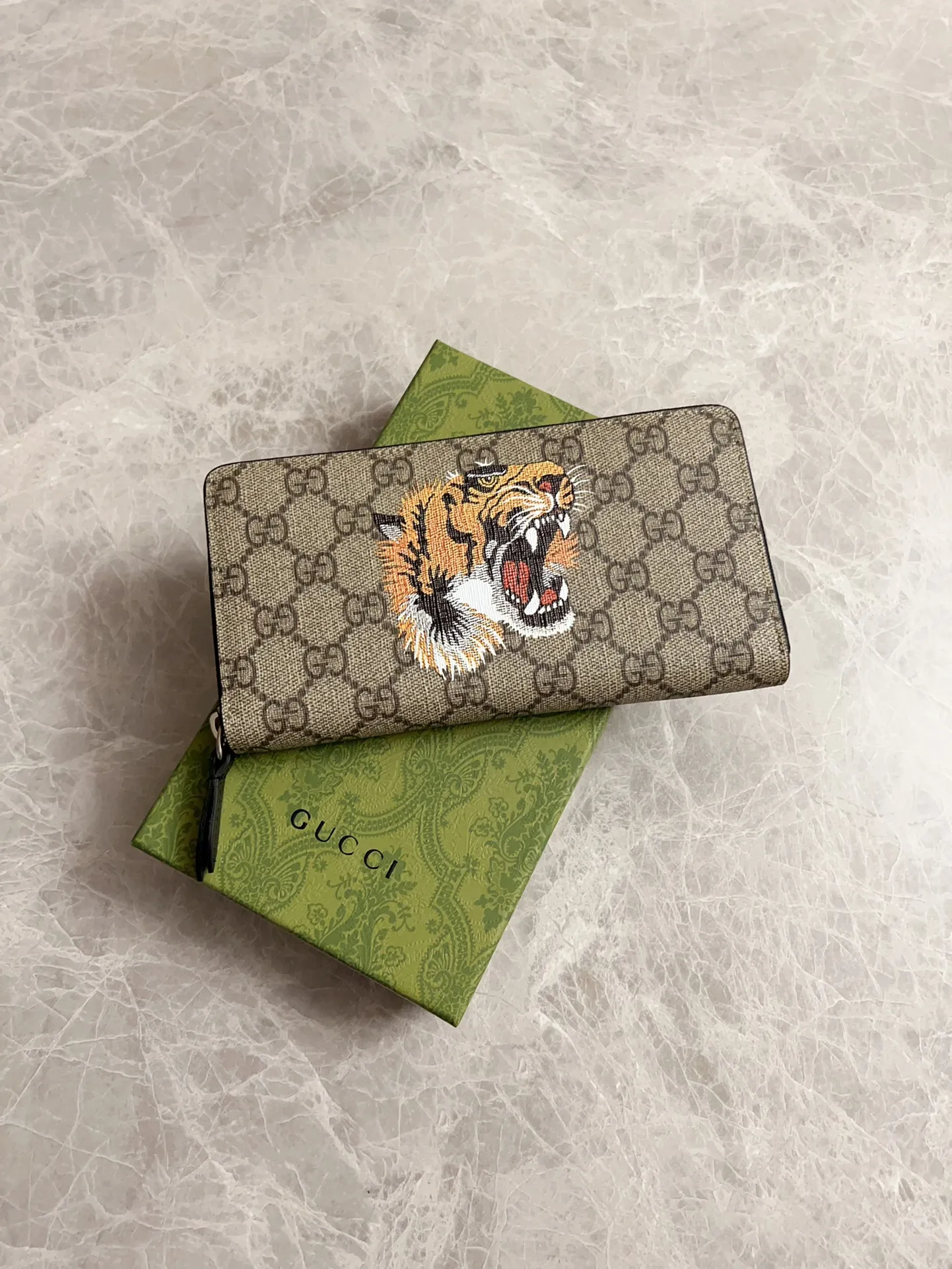 💰380 🇭🇺🇭🇺 New men’s wallet! 🐯🐯Synchronized with the counter, original shaved leather with high-quality PVC fabric🐯🐯Tear-printed latest tiger head logo🐯🐯Cotton cloth bronze gold pull money, oiled edges and fine workmanship, simple and elegant, fashionable and domineering,🐯🐯Model: 451273, size: 19x10x2.5cm, color: brown PVC-black "Tiger Head"