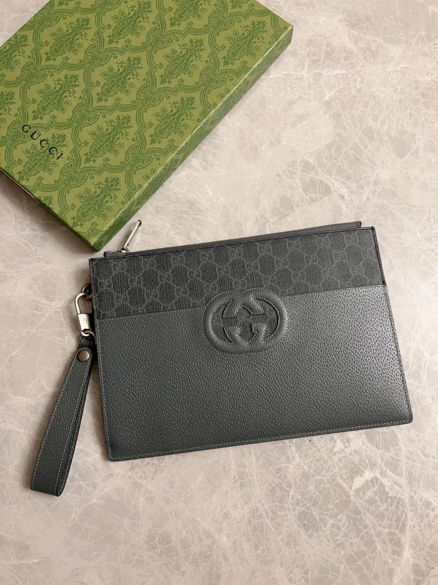 💰580 🇭🇺🇭🇺Gucci’s latest ~ Men’s handbag 🧬🧬 embellished with hollow interlocking Double G details, cleverly matched with GG Supreme canvas, 🧬🧬Create an accessory with both modern style and classic style🧬🧬Iconic interlocking Double G logo. This logo comes from the brand founder Guccio Mr. Gucci's initials are constantly being reinterpreted in various forms and styles🧬🧬Model: 723320, size: 30.5x 21x 1.5cm