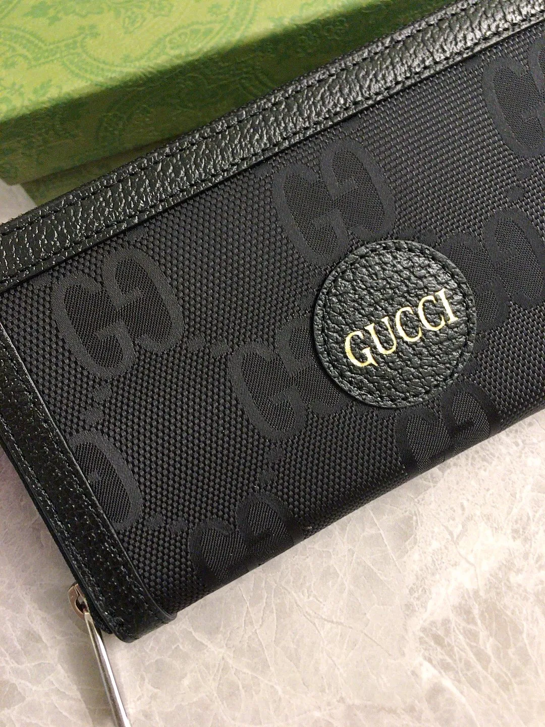 💰440 🇭🇺🇭🇺Official website sync new style‼ ️The 2020 early autumn Gucci Off The Grid series is the first series of Gucci Circular Lines. 🧵The design of this product line makes full use of a variety of recyclable and sustainably sourced organic bio-based materials 🧵Regenerated nylon is made of recyclable sewing threads and accessories 🧵Relying on a bright opaque background to highlight the brand's unique GG pattern element! 🧵Black leather piping, brass alloy metal accessories, decorated with Gucci brand genuine cowhide logo! 🧵Model: 625576, size: 19x10x2.5cm