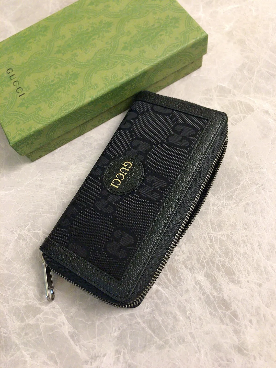 💰440 🇭🇺🇭🇺Official website sync new style‼ ️The 2020 early autumn Gucci Off The Grid series is the first series of Gucci Circular Lines. 🧵The design of this product line makes full use of a variety of recyclable and sustainably sourced organic bio-based materials 🧵Regenerated nylon is made of recyclable sewing threads and accessories 🧵Relying on a bright opaque background to highlight the brand's unique GG pattern element! 🧵Black leather piping, brass alloy metal accessories, decorated with Gucci brand genuine cowhide logo! 🧵Model: 625576, size: 19x10x2.5cm