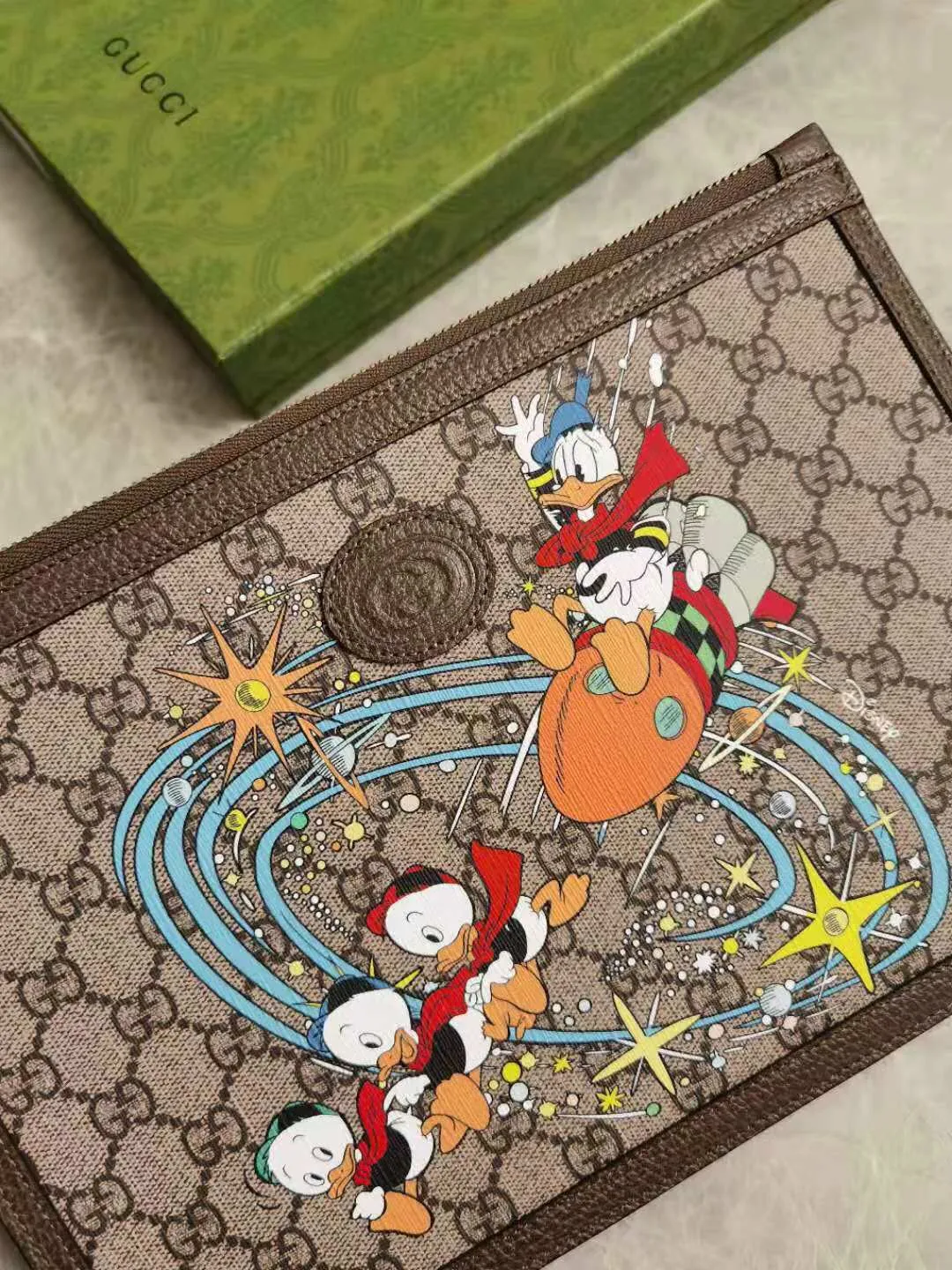 💰480 🇭🇺🇭🇺Epilogue Original Leather Clutch Donald Duck Series 🐥🐥The new pattern of Donald Duck and his three nephews appearing together adds an unconstrained charm to the classic Gucci bag. The family is flying to the sky and reaching for the stars, full of fun🐥🐥Style number: 647925, size: 30.5-20.5cm