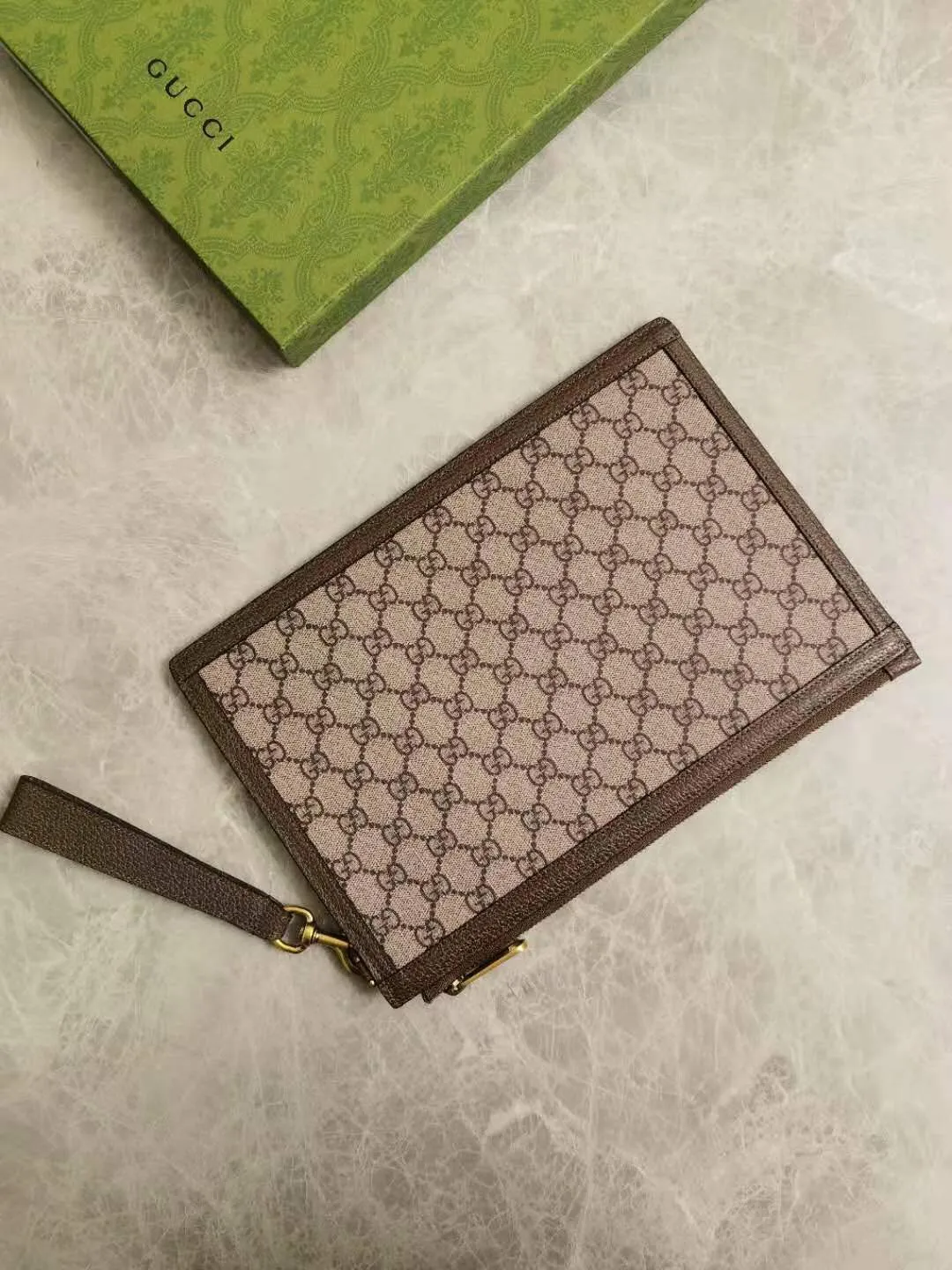 💰480 🇭🇺🇭🇺Epilogue Original Leather Clutch Donald Duck Series 🐥🐥The new pattern of Donald Duck and his three nephews appearing together adds an unconstrained charm to the classic Gucci bag. The family is flying to the sky and reaching for the stars, full of fun🐥🐥Style number: 647925, size: 30.5-20.5cm