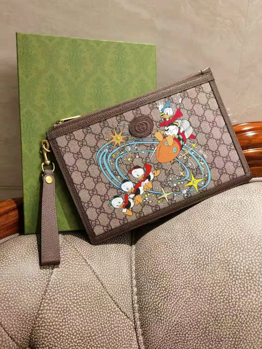 💰480 🇭🇺🇭🇺Epilogue Original Leather Clutch Donald Duck Series 🐥🐥The new pattern of Donald Duck and his three nephews appearing together adds an unconstrained charm to the classic Gucci bag. The family is flying to the sky and reaching for the stars, full of fun🐥🐥Style number: 647925, size: 30.5-20.5cm