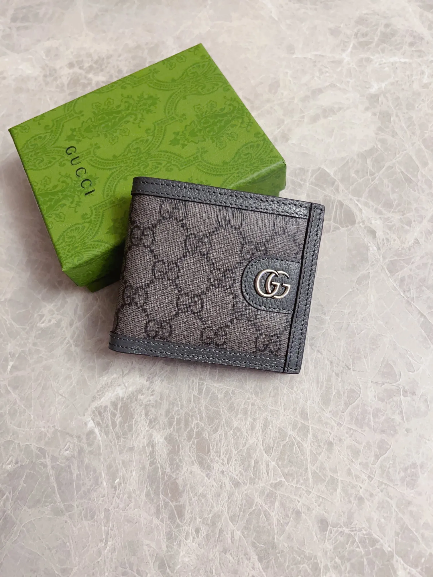 💰300🇭🇺🇭🇺GucciO’s latest phidia series short wallet, Ophidia series items have endless retro feelings. Gray GG Supreme canvas, gray cowhide piping, palladium tone accessories Double G Model: 597609 (insert card on one side and coin pocket on the other) Size: 12x 9.5cm Color: gray/pvc.