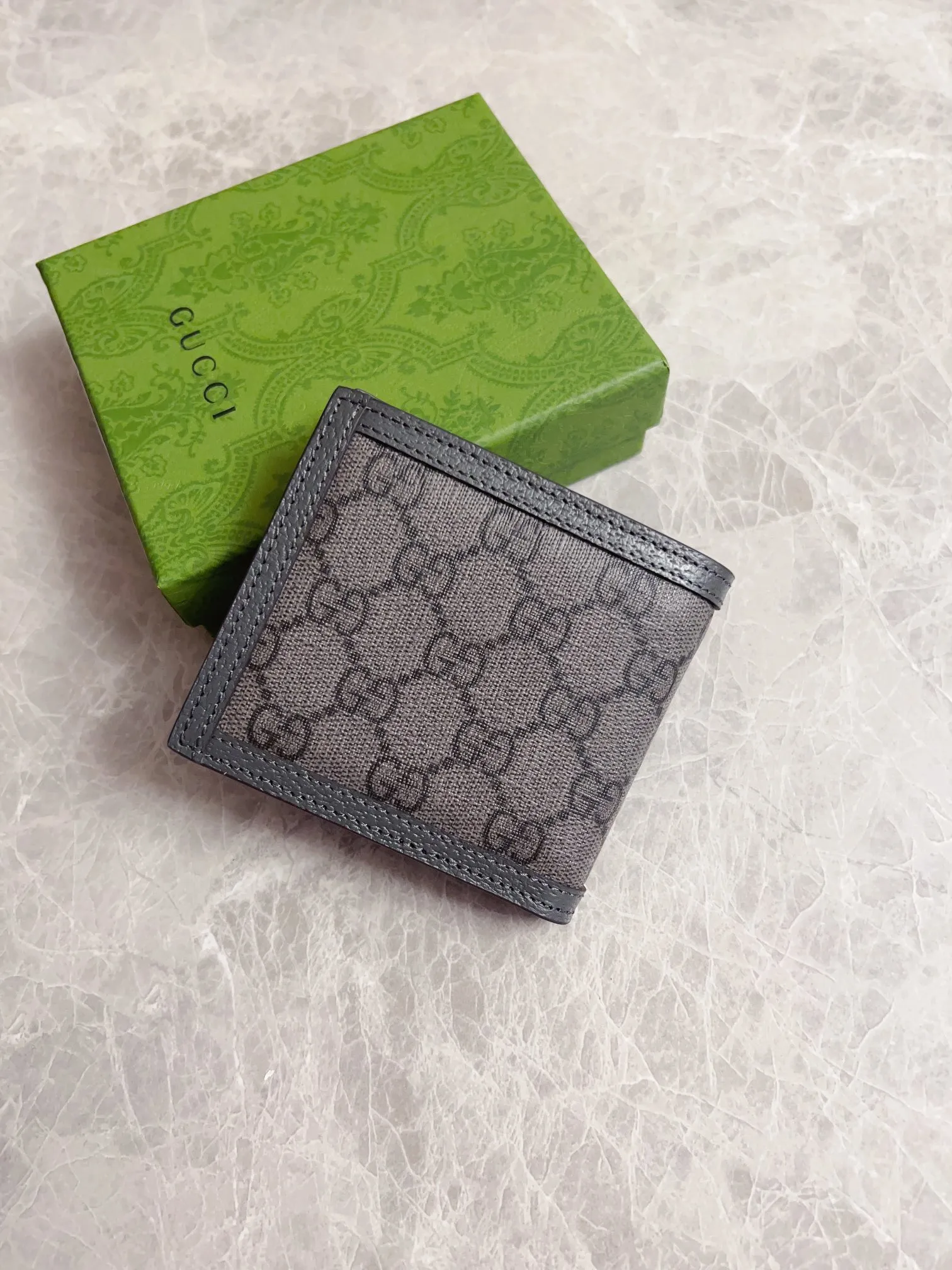 💰300🇭🇺🇭🇺GucciO’s latest phidia series short wallet, Ophidia series items have endless retro feelings. Gray GG Supreme canvas, gray cowhide piping, palladium tone accessories Double G Model: 597609 (insert card on one side and coin pocket on the other) Size: 12x 9.5cm Color: gray/pvc.