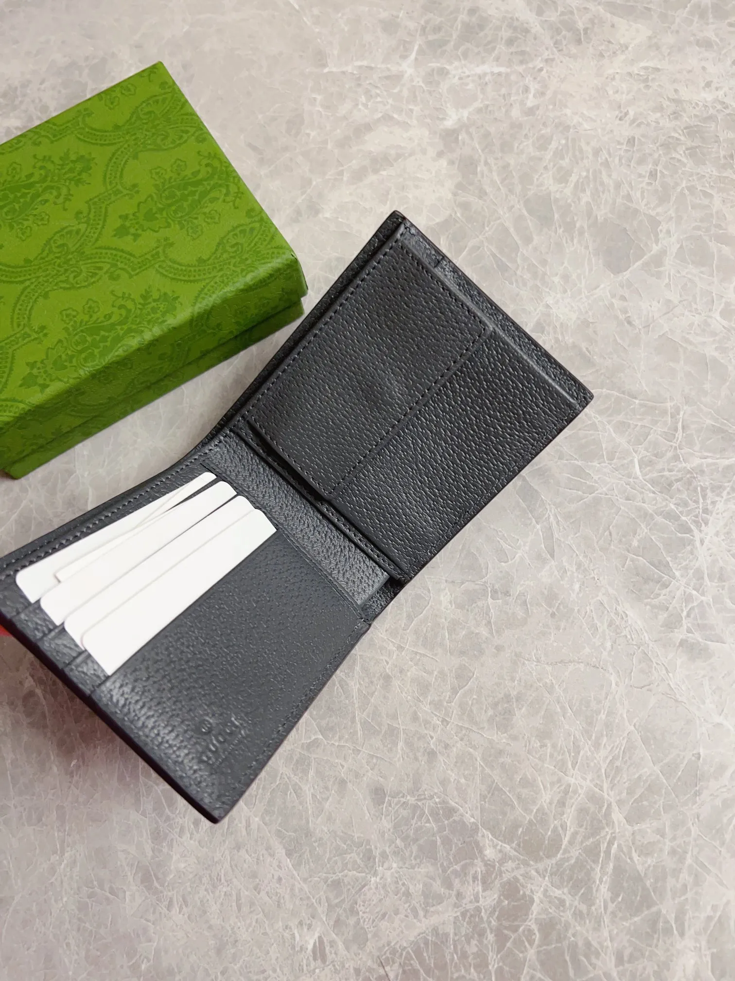 💰300🇭🇺🇭🇺GucciO’s latest phidia series short wallet, Ophidia series items have endless retro feelings. Gray GG Supreme canvas, gray cowhide piping, palladium tone accessories Double G Model: 597609 (insert card on one side and coin pocket on the other) Size: 12x 9.5cm Color: gray/pvc.