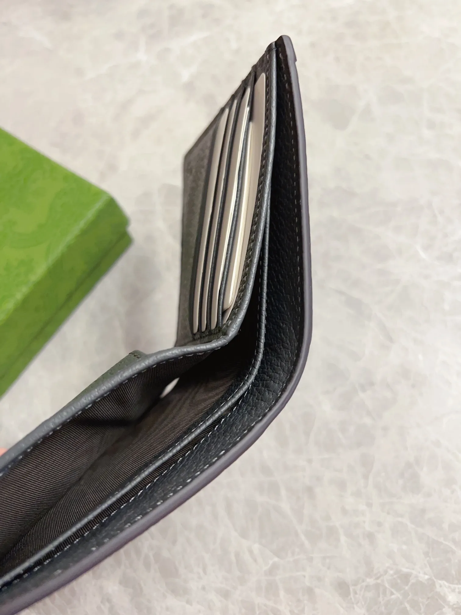 💰300🇭🇺🇭🇺GucciO’s latest phidia series short wallet, Ophidia series items have endless retro feelings. Gray GG Supreme canvas, gray cowhide piping, palladium tone accessories Double G Model: 597609 (insert card on one side and coin pocket on the other) Size: 12x 9.5cm Color: gray/pvc.