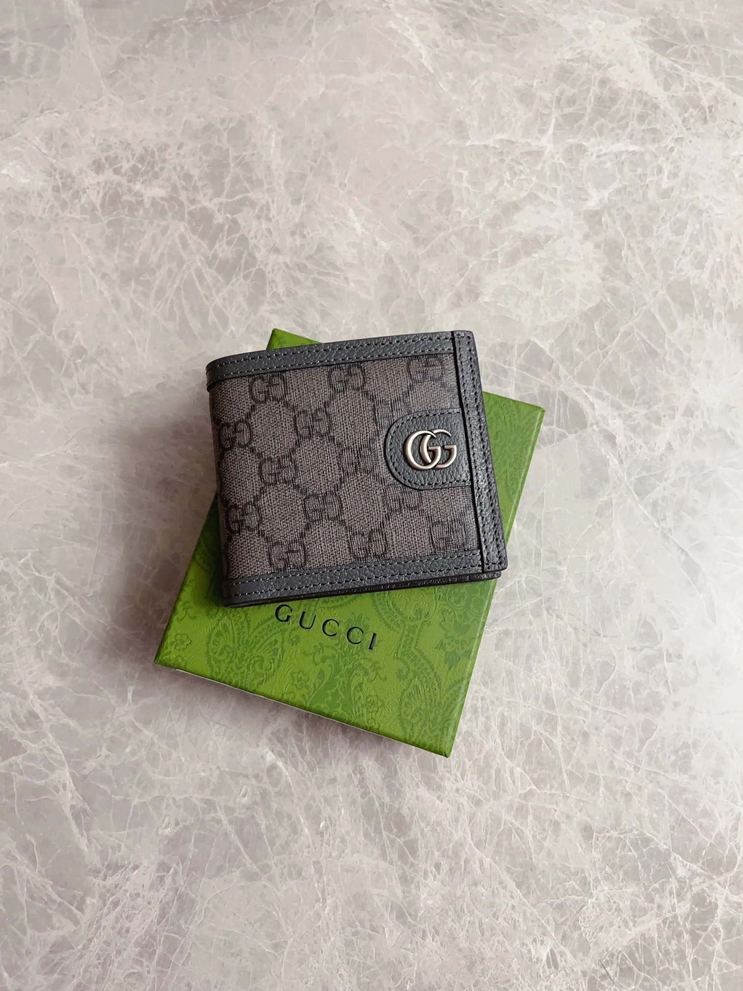 💰300🇭🇺🇭🇺GucciO’s latest phidia series short wallet, Ophidia series items have endless retro feelings. Gray GG Supreme canvas, gray cowhide piping, palladium tone accessories Double G Model: 597609 (insert card on one side and coin pocket on the other) Size: 12x 9.5cm Color: gray/pvc.