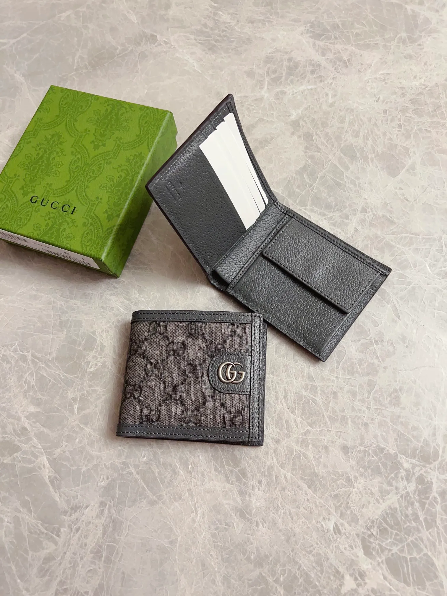 💰300🇭🇺🇭🇺GucciO’s latest phidia series short wallet, Ophidia series items have endless retro feelings. Gray GG Supreme canvas, gray cowhide piping, palladium tone accessories Double G Model: 597609 (insert card on one side and coin pocket on the other) Size: 12x 9.5cm Color: gray/pvc.