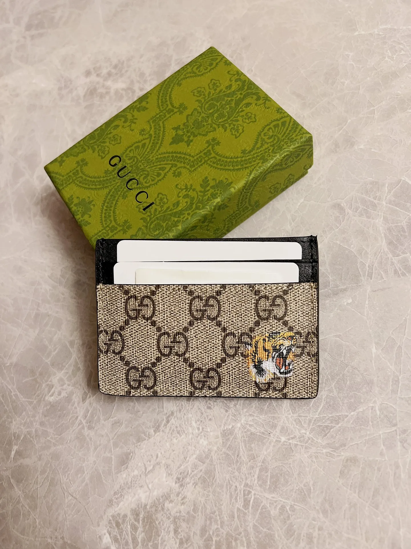 💰200 🇭🇺🇭🇺New men’s small card holder! 🐍🐍Synchronized at the counter, original shaved leather with high-quality PVC fabric🐍🐍Tear-printed latest tiger head logo🐍🐍Oil edges with fine workmanship, simple and elegant, fashionable and domineering,🐍🐍Model: 451277, size: 10x7cm, color: Brown PVC-Black "Tiger Head"