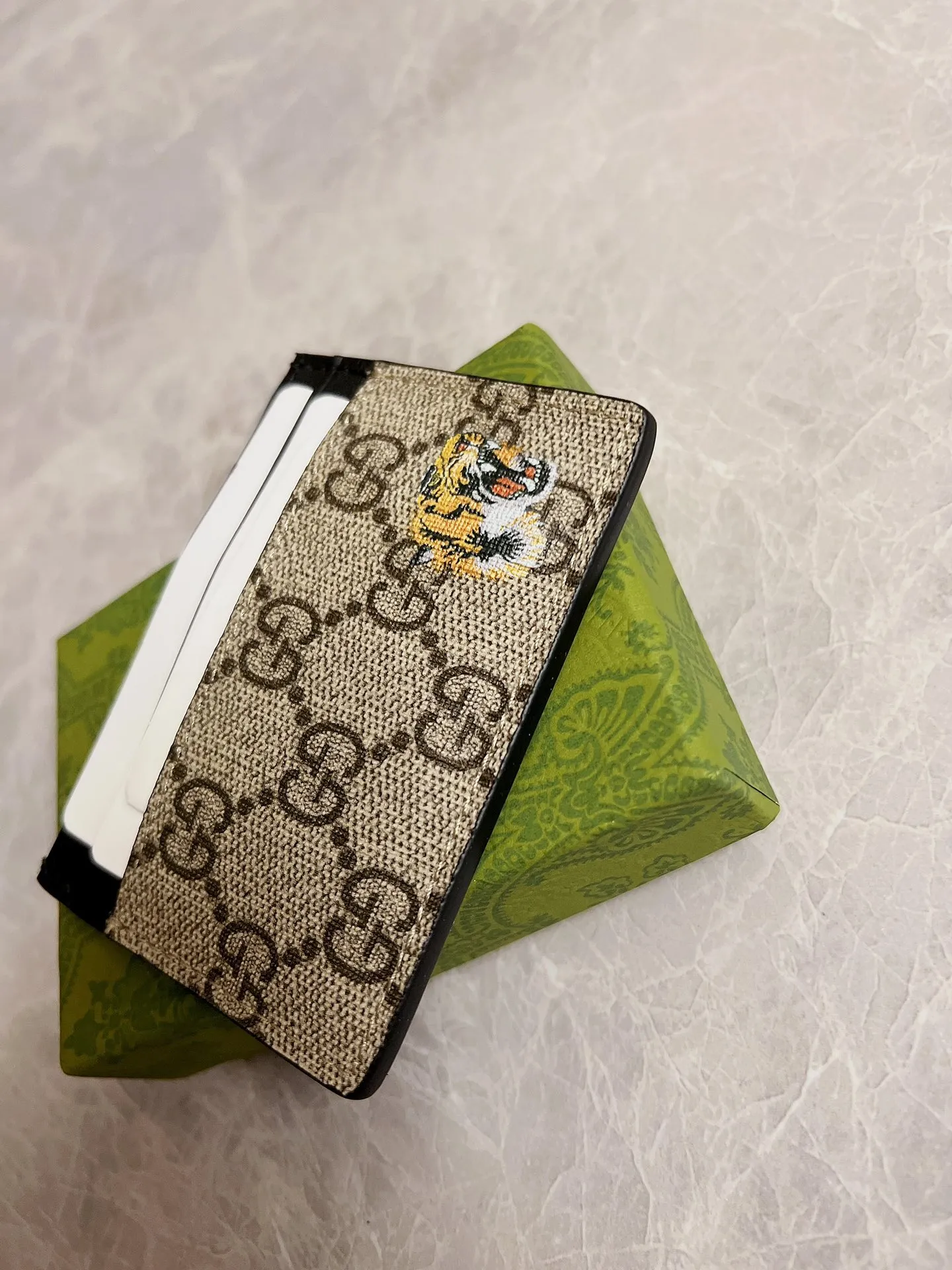 💰200 🇭🇺🇭🇺New men’s small card holder! 🐍🐍Synchronized at the counter, original shaved leather with high-quality PVC fabric🐍🐍Tear-printed latest tiger head logo🐍🐍Oil edges with fine workmanship, simple and elegant, fashionable and domineering,🐍🐍Model: 451277, size: 10x7cm, color: Brown PVC-Black "Tiger Head"