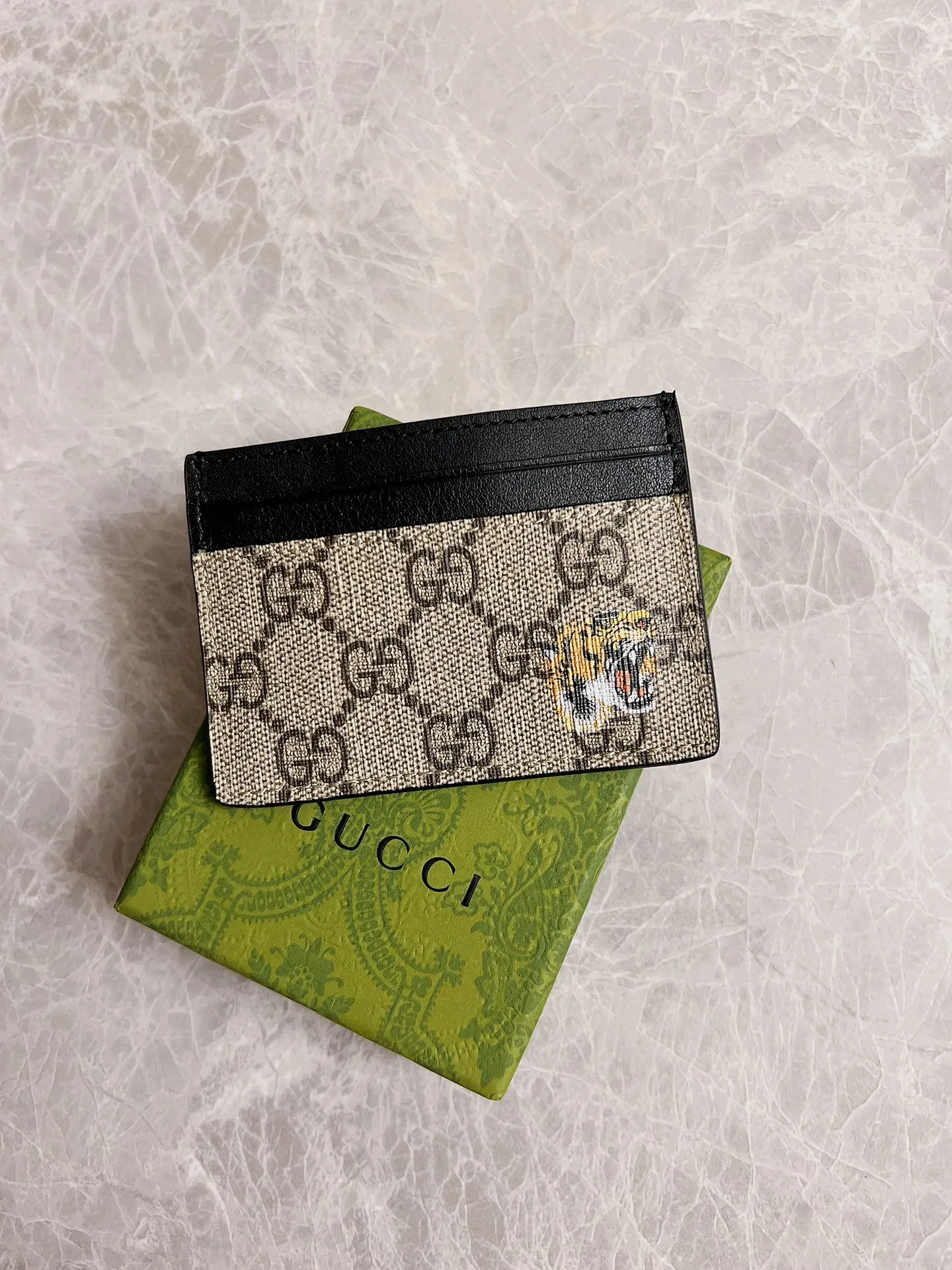 💰200 🇭🇺🇭🇺New men’s small card holder! 🐍🐍Synchronized at the counter, original shaved leather with high-quality PVC fabric🐍🐍Tear-printed latest tiger head logo🐍🐍Oil edges with fine workmanship, simple and elegant, fashionable and domineering,🐍🐍Model: 451277, size: 10x7cm, color: Brown PVC-Black "Tiger Head"