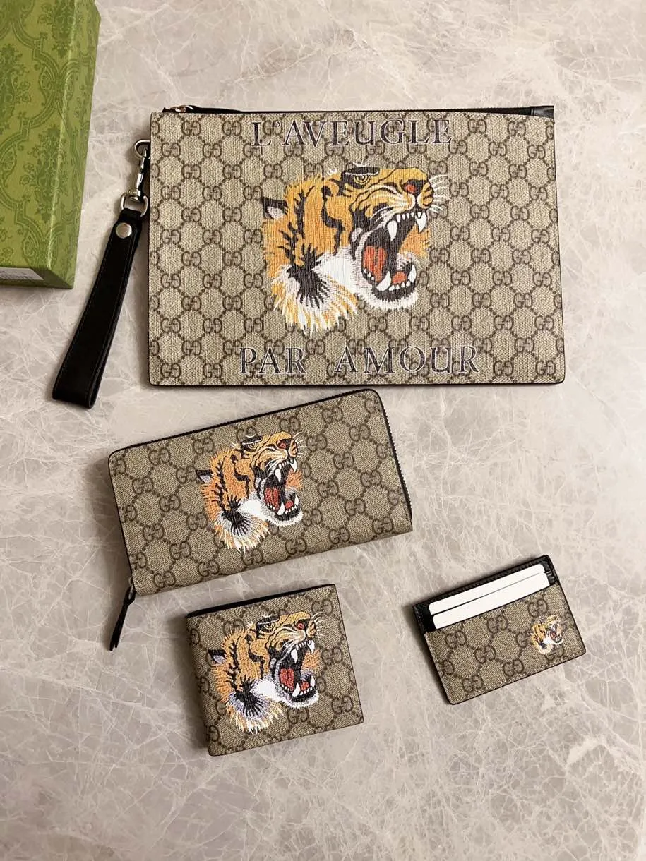 💰200 🇭🇺🇭🇺New men’s small card holder! 🐍🐍Synchronized at the counter, original shaved leather with high-quality PVC fabric🐍🐍Tear-printed latest tiger head logo🐍🐍Oil edges with fine workmanship, simple and elegant, fashionable and domineering,🐍🐍Model: 451277, size: 10x7cm, color: Brown PVC-Black "Tiger Head"