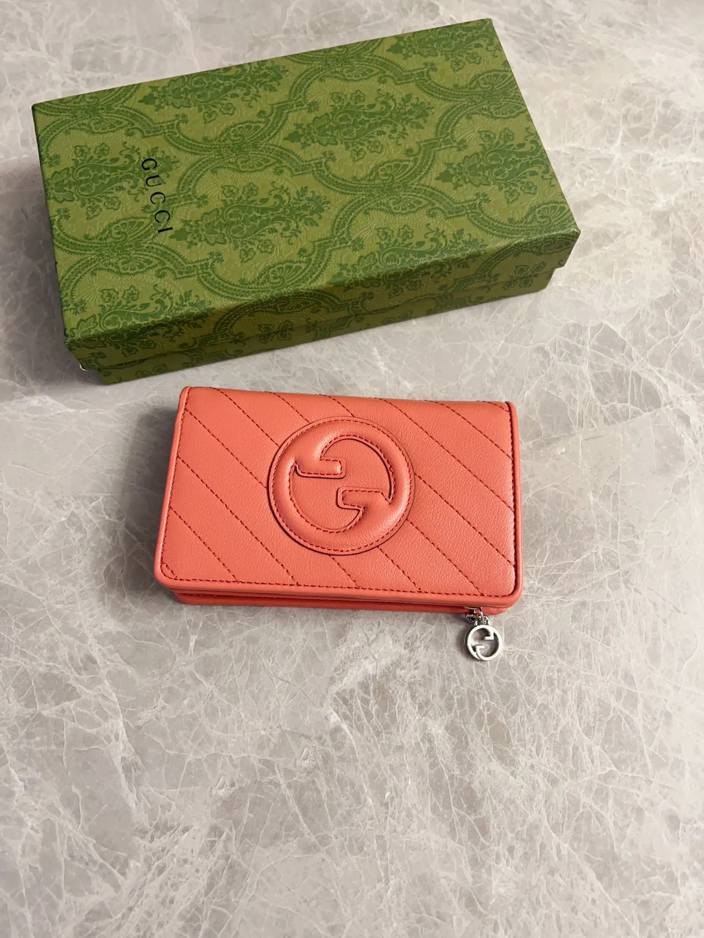 💰440🇮🇹🇮🇹The Gucci Blondie series features one of the brand's bold patterns with a same-tone calfskin design🧽🧽This series is ingenious and incorporates round geometric style interlocking double G🧽🧽to showcase Gucci's modern aesthetic design🧽🧽 Model: 760336 (mid-length clip) Size: 14 (length) x 18.5 (width) x 3cm (thickness) Color: black, gray, brown, pink, green, white/original leather.