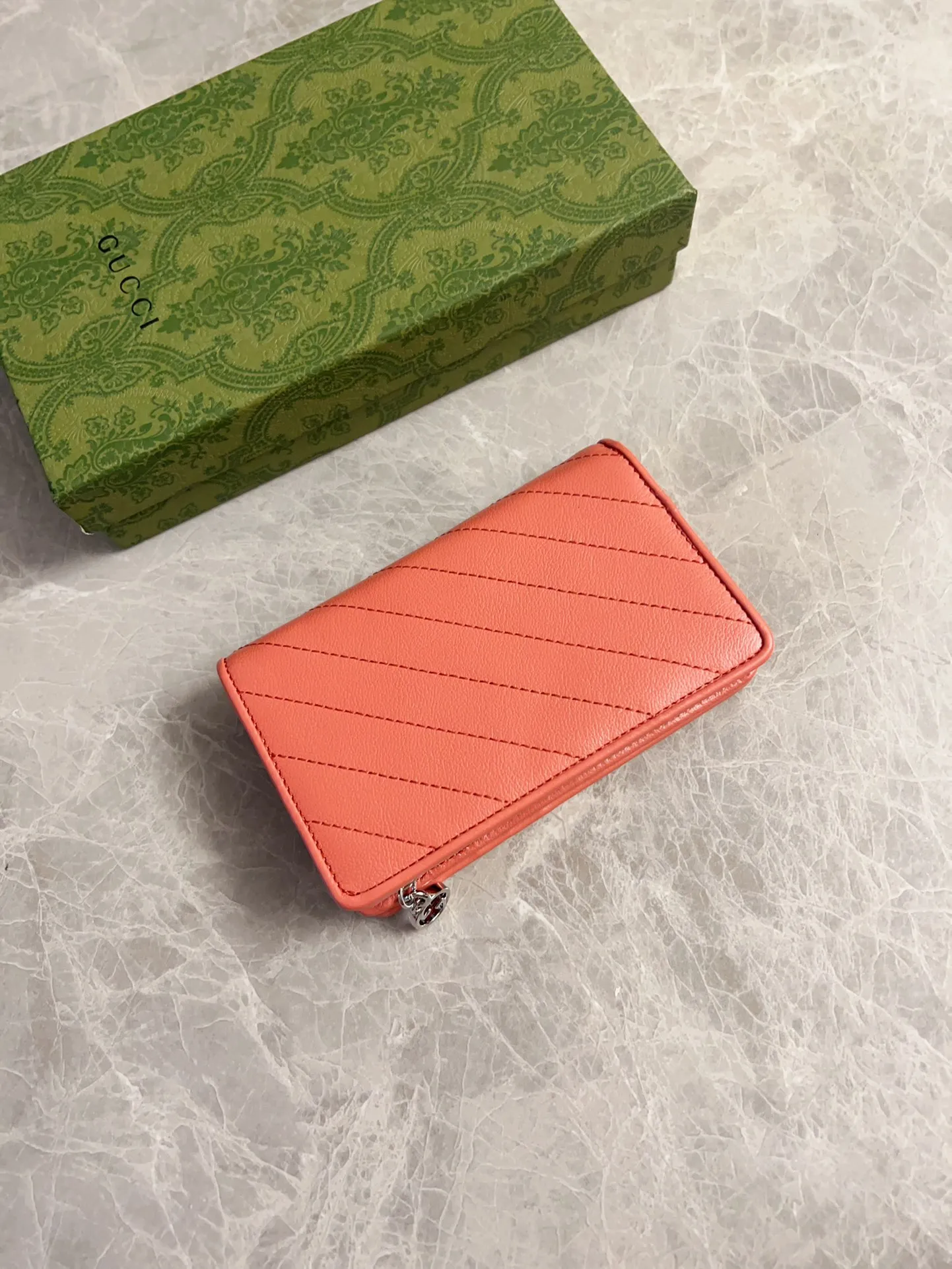 💰440🇮🇹🇮🇹The Gucci Blondie series features one of the brand's bold patterns with a same-tone calfskin design🧽🧽This series is ingenious and incorporates round geometric style interlocking double G🧽🧽to showcase Gucci's modern aesthetic design🧽🧽 Model: 760336 (mid-length clip) Size: 14 (length) x 18.5 (width) x 3cm (thickness) Color: black, gray, brown, pink, green, white/original leather.