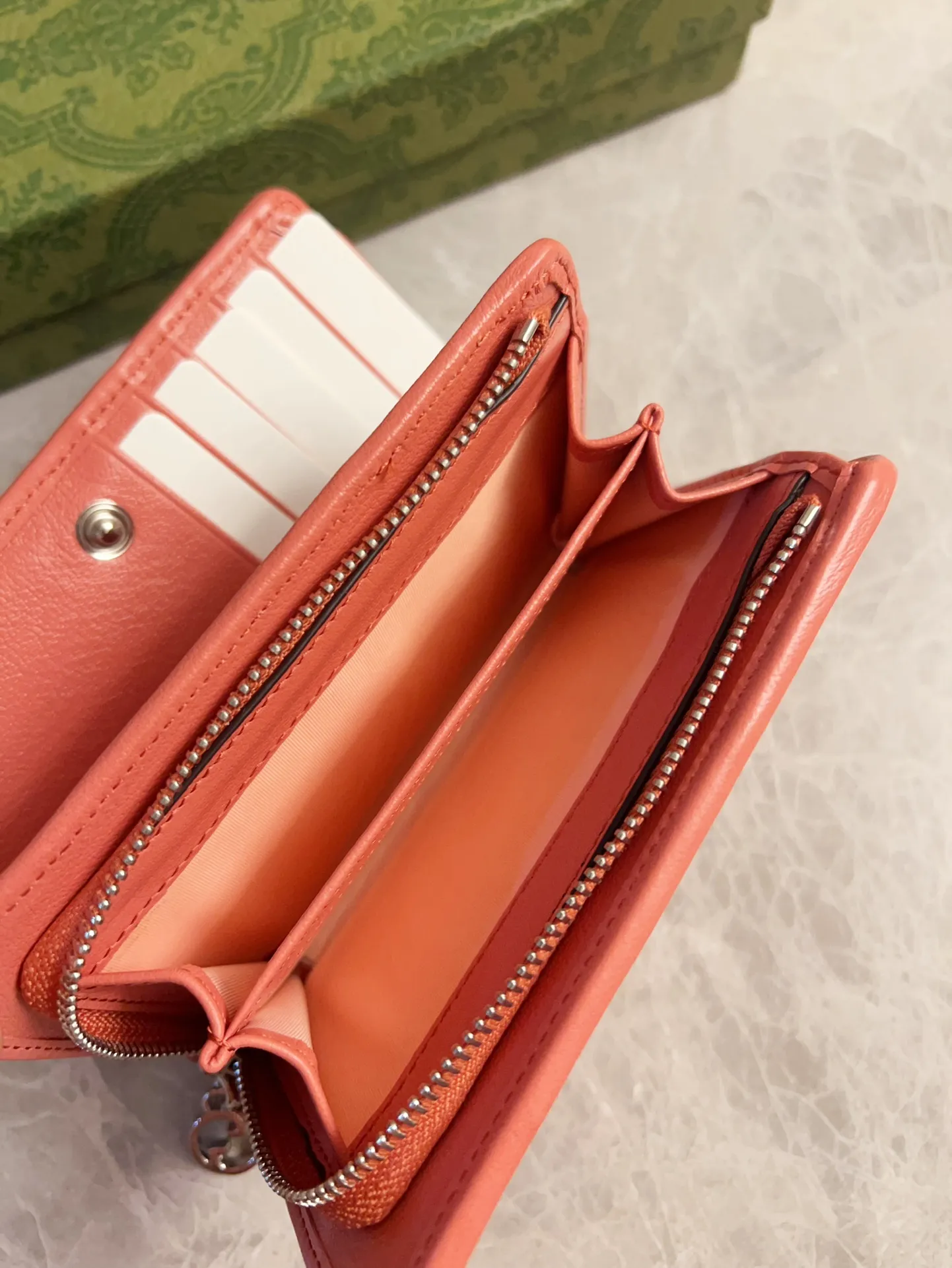 💰440🇮🇹🇮🇹The Gucci Blondie series features one of the brand's bold patterns with a same-tone calfskin design🧽🧽This series is ingenious and incorporates round geometric style interlocking double G🧽🧽to showcase Gucci's modern aesthetic design🧽🧽 Model: 760336 (mid-length clip) Size: 14 (length) x 18.5 (width) x 3cm (thickness) Color: black, gray, brown, pink, green, white/original leather.
