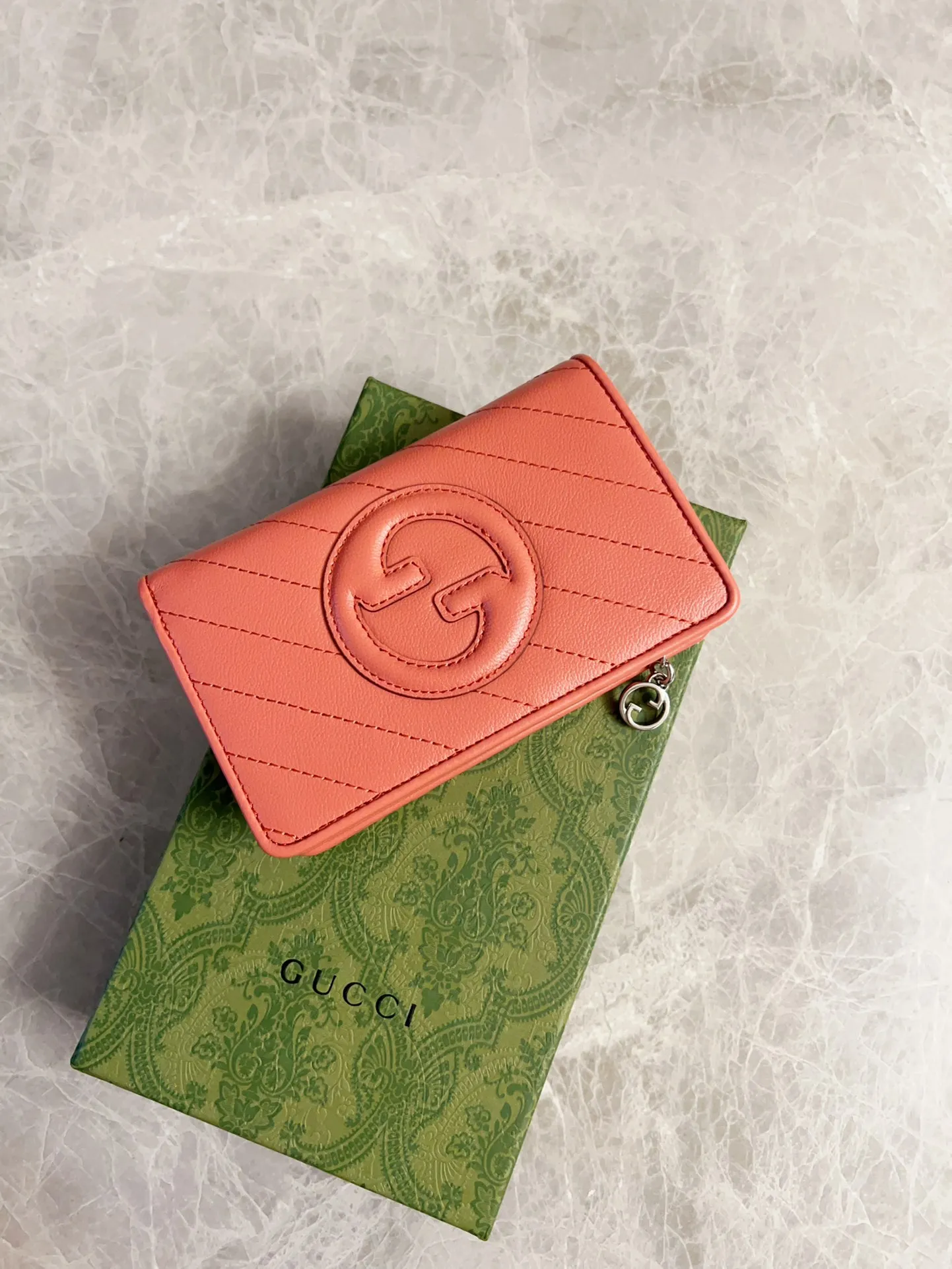 💰440🇮🇹🇮🇹The Gucci Blondie series features one of the brand's bold patterns with a same-tone calfskin design🧽🧽This series is ingenious and incorporates round geometric style interlocking double G🧽🧽to showcase Gucci's modern aesthetic design🧽🧽 Model: 760336 (mid-length clip) Size: 14 (length) x 18.5 (width) x 3cm (thickness) Color: black, gray, brown, pink, green, white/original leather.