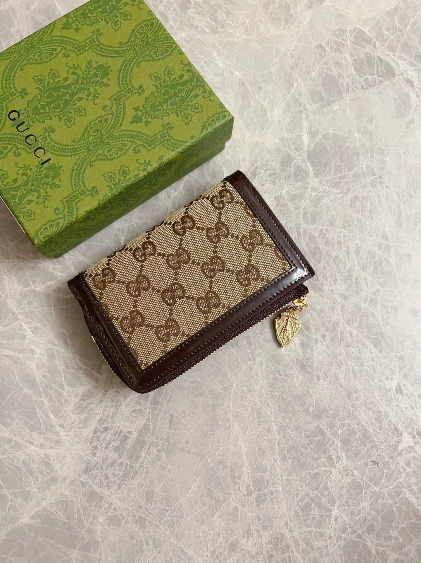💰460 🇮🇹🇮🇹The Gucci Luce series exudes a strong sense of playfulness and fun. "Luce" means "light" in Italian. Original GG canvas, elegant blue cowhide trimmings and light gold-toned hardware are complemented by beige and ebony graphics. Exquisite shield puller! Model: 790036 Size: 13x 9x 3cm Color: Blue/Brown