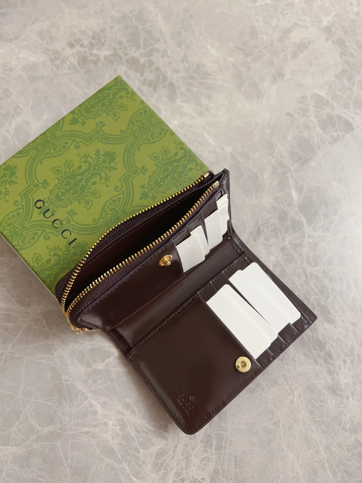 💰460 🇮🇹🇮🇹The Gucci Luce series exudes a strong sense of playfulness and fun. "Luce" means "light" in Italian. Original GG canvas, elegant blue cowhide trimmings and light gold-toned hardware are complemented by beige and ebony graphics. Exquisite shield puller! Model: 790036 Size: 13x 9x 3cm Color: Blue/Brown