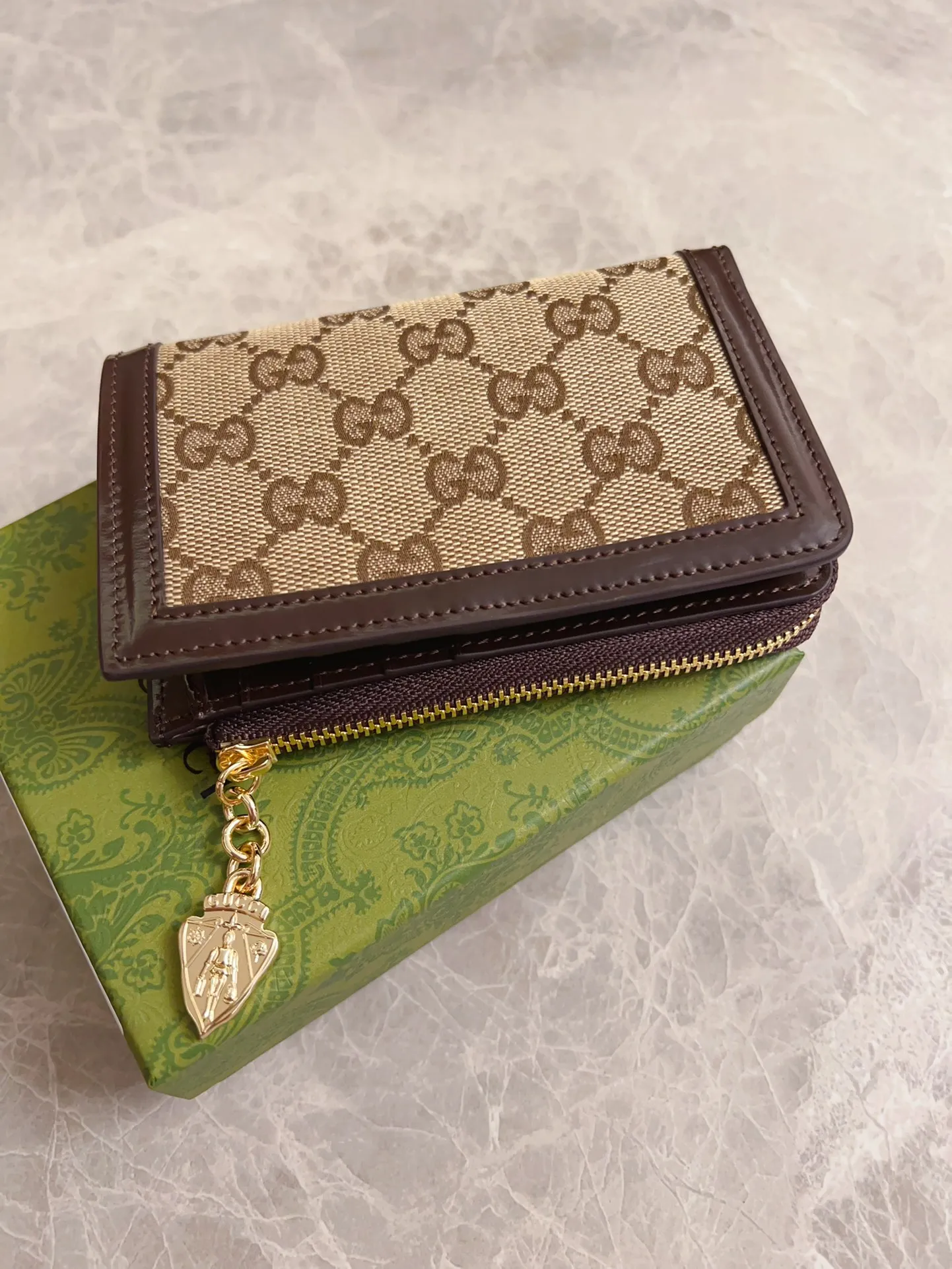 💰460 🇮🇹🇮🇹The Gucci Luce series exudes a strong sense of playfulness and fun. "Luce" means "light" in Italian. Original GG canvas, elegant blue cowhide trimmings and light gold-toned hardware are complemented by beige and ebony graphics. Exquisite shield puller! Model: 790036 Size: 13x 9x 3cm Color: Blue/Brown
