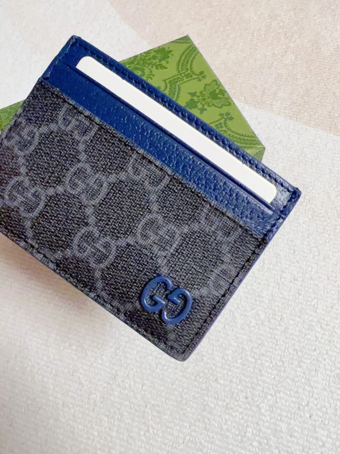 💰230🇭🇺🇭🇺Gucci’s latest collection ~ Card holder 🥞🥞Using a two-tone design full of contrasting beauty, the GG logo emblazoned on the body of the bag is in full bloom🥞🥞The fabric is made of black GG, and the lining is made of contrasting cowhide leather🥞🥞Black GG Supreme canvas, black PVC blue Size: 11x 7cm Model: 768248 (original product)