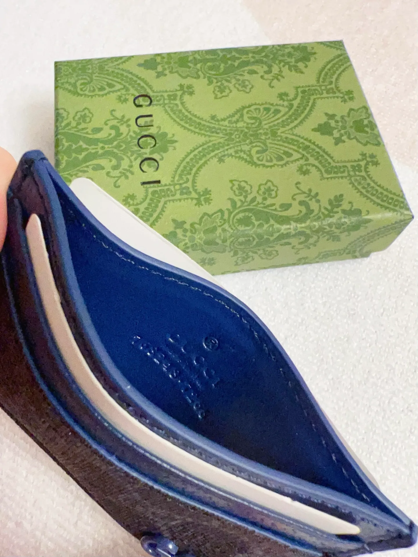 💰230🇭🇺🇭🇺Gucci’s latest collection ~ Card holder 🥞🥞Using a two-tone design full of contrasting beauty, the GG logo emblazoned on the body of the bag is in full bloom🥞🥞The fabric is made of black GG, and the lining is made of contrasting cowhide leather🥞🥞Black GG Supreme canvas, black PVC blue Size: 11x 7cm Model: 768248 (original product)