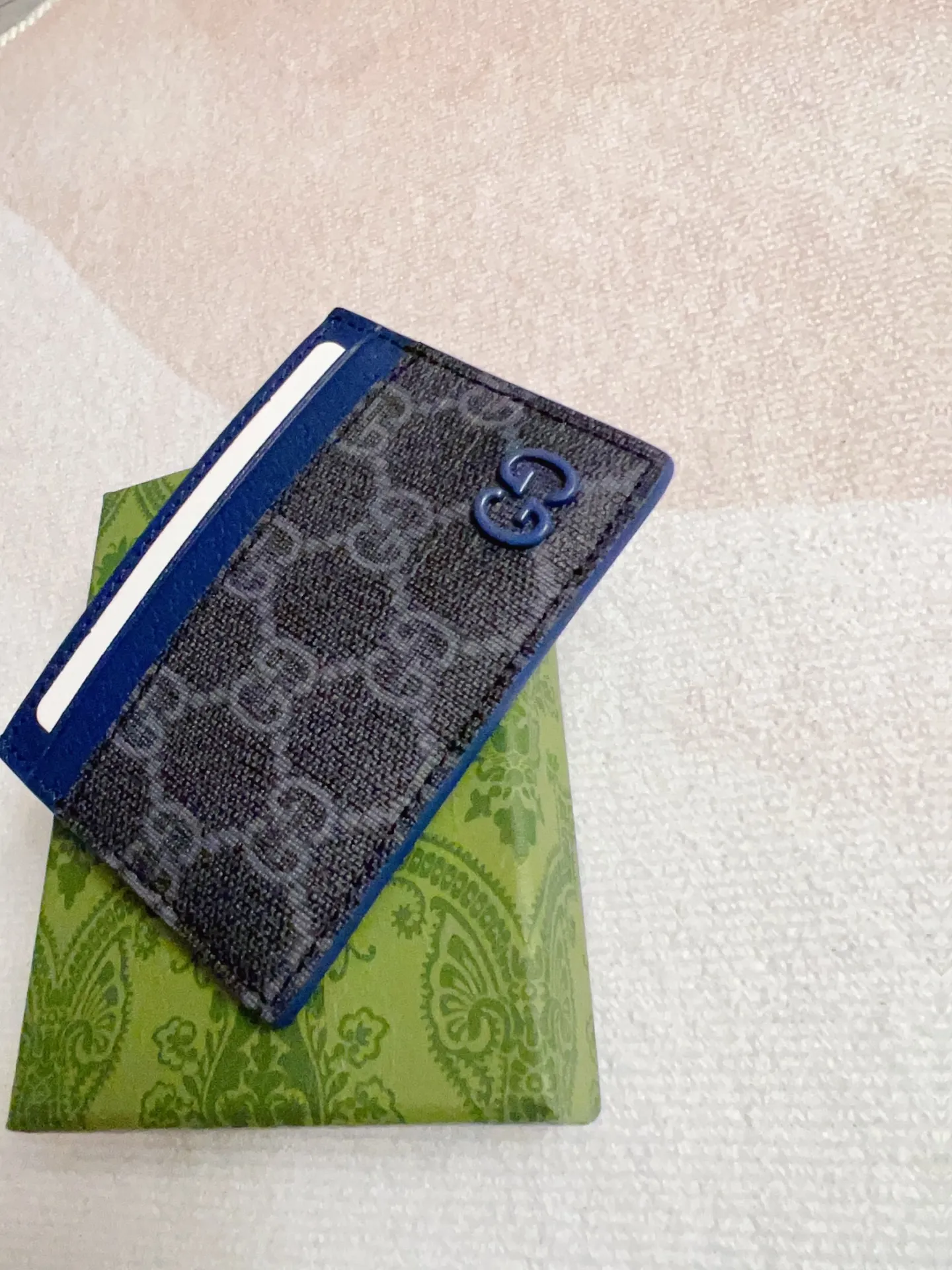 💰230🇭🇺🇭🇺Gucci’s latest collection ~ Card holder 🥞🥞Using a two-tone design full of contrasting beauty, the GG logo emblazoned on the body of the bag is in full bloom🥞🥞The fabric is made of black GG, and the lining is made of contrasting cowhide leather🥞🥞Black GG Supreme canvas, black PVC blue Size: 11x 7cm Model: 768248 (original product)