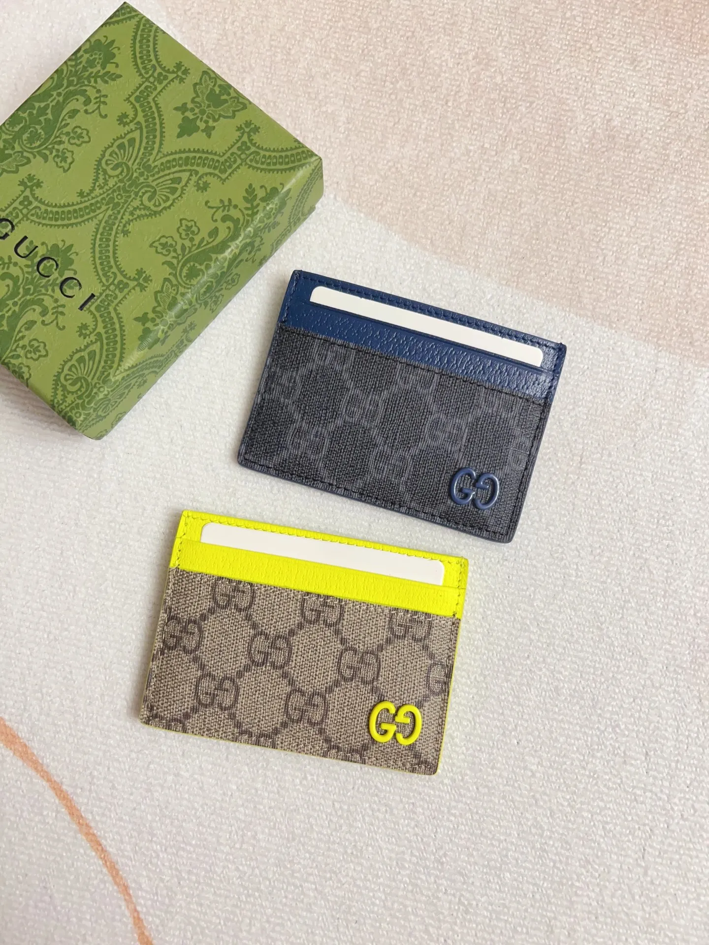 💰230🇭🇺🇭🇺Gucci’s latest collection ~ Card holder 🥞🥞Using a two-tone design full of contrasting beauty, the GG logo emblazoned on the body of the bag is in full bloom🥞🥞The fabric is made of black GG, and the lining is made of contrasting cowhide leather🥞🥞Black GG Supreme canvas, black PVC blue Size: 11x 7cm Model: 768248 (original product)
