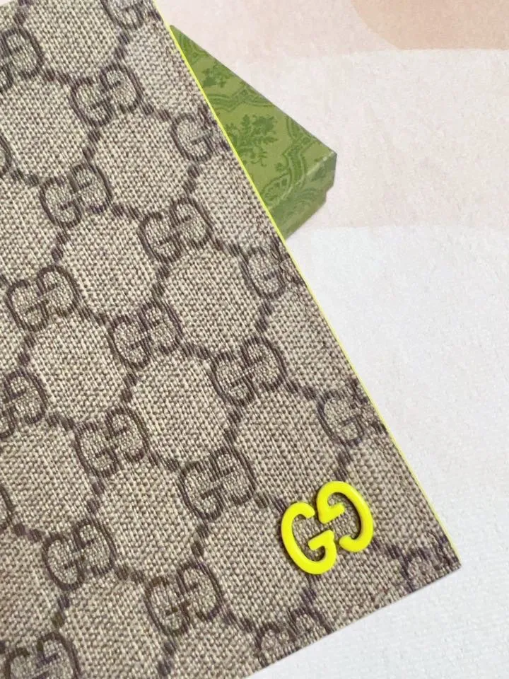 💰340 🇭🇺🇭🇺Gucci’s latest collection ~ Passport holder 🧬🧬The contrasting two-tone design makes the GG logo emblazoned on the body of the bag shine. 🧬🧬The fabric is made of black GG, and the lining is made of contrasting cowhide. 🧬🧬Black GG Supreme canvas, brown rubber/fluoro green Size: 13.5x 9.5cm Model: 795229