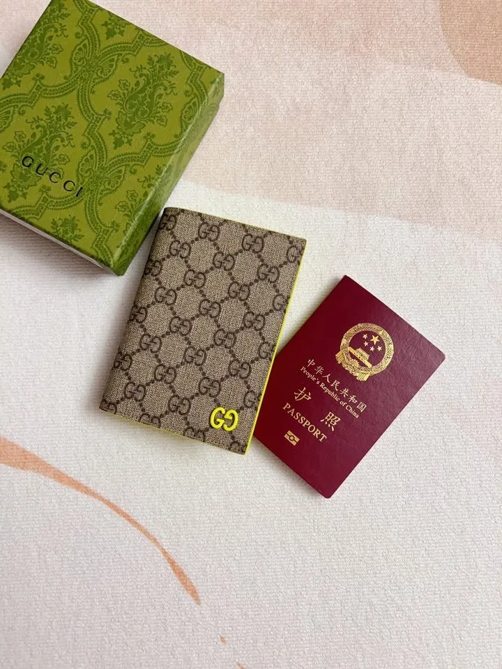 💰340 🇭🇺🇭🇺Gucci’s latest collection ~ Passport holder 🧬🧬The contrasting two-tone design makes the GG logo emblazoned on the body of the bag shine. 🧬🧬The fabric is made of black GG, and the lining is made of contrasting cowhide. 🧬🧬Black GG Supreme canvas, brown rubber/fluoro green Size: 13.5x 9.5cm Model: 795229