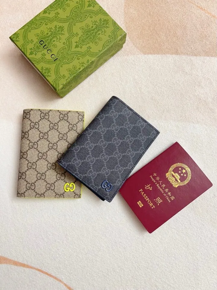 💰340 🇭🇺🇭🇺Gucci’s latest collection ~ Passport holder 🧬🧬The contrasting two-tone design makes the GG logo emblazoned on the body of the bag shine. 🧬🧬The fabric is made of black GG, and the lining is made of contrasting cowhide. 🧬🧬Black GG Supreme canvas, brown rubber/fluoro green Size: 13.5x 9.5cm Model: 795229