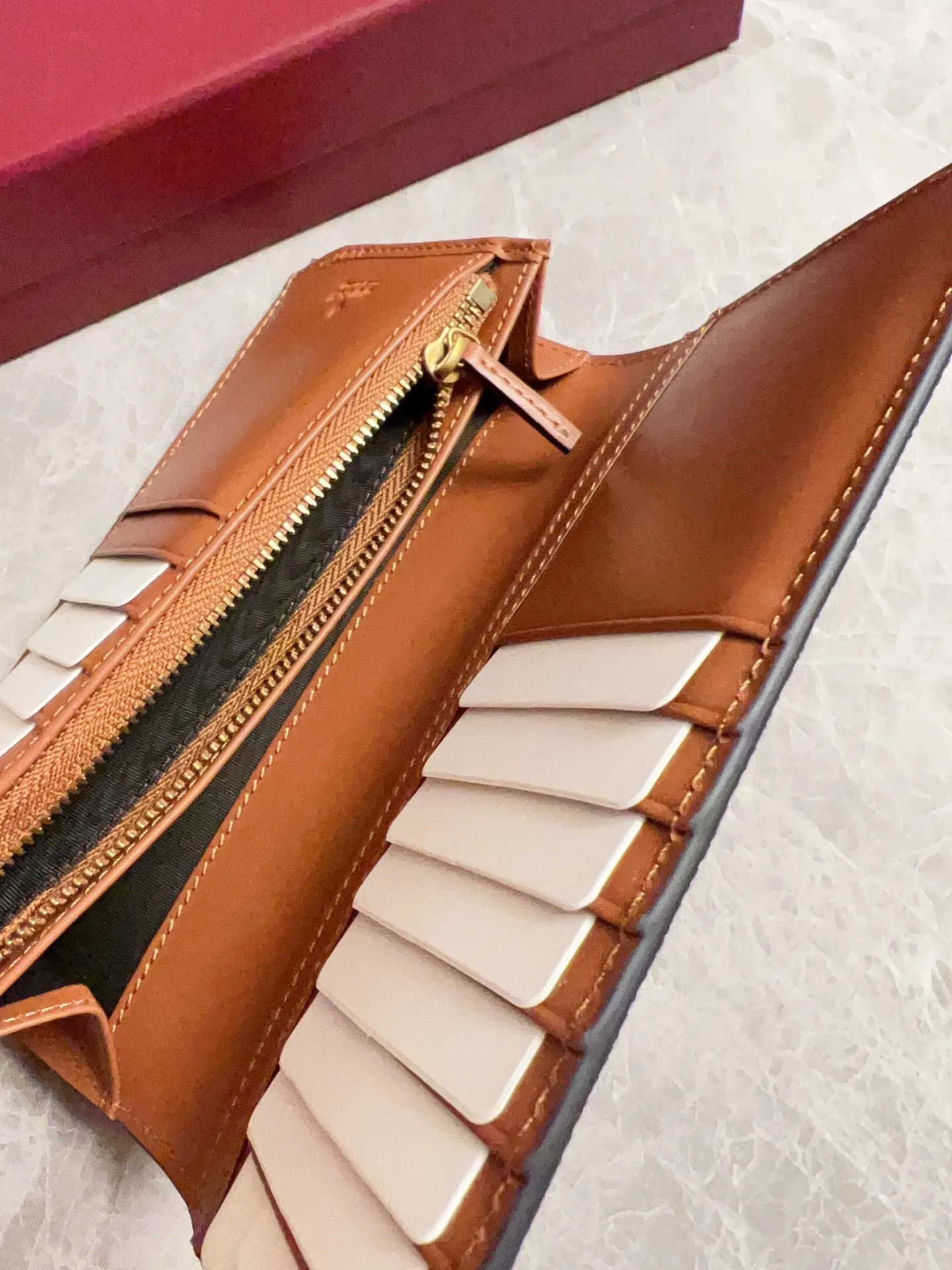 💰390 🇭🇺🇭🇺GG Emblem series reinterprets the classic double G pattern with creative design and innovative functions, 🍃🍃new granular PVC fabric with original factory calfskin, fashionable and versatile! 🍃🍃Brown, black Style number: 821213 Size: 19x9cm