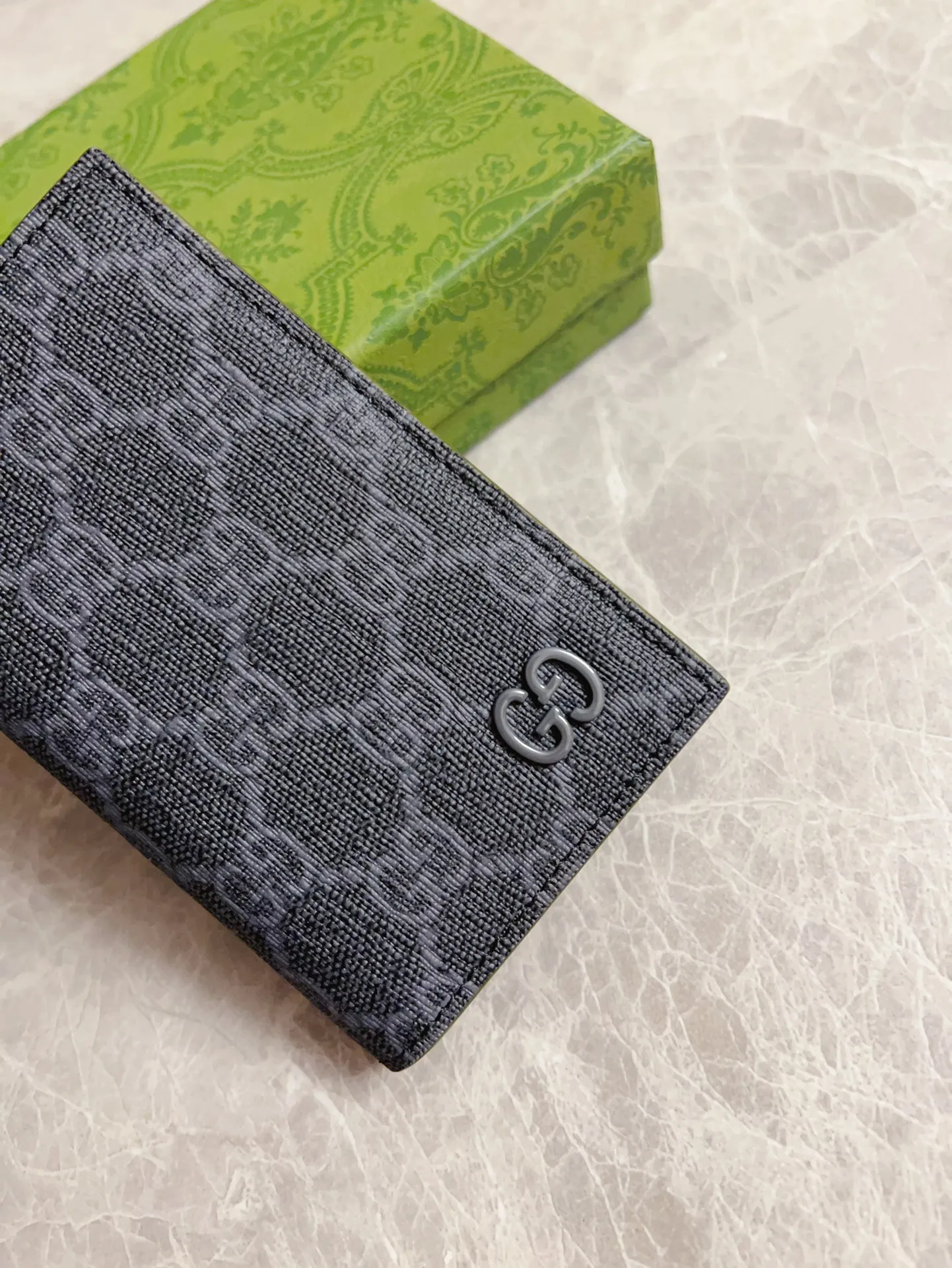 💰310🇭🇺🇭🇺Gucci’s latest collection presents a slim and compact card holder🎋🎋The contrasting two-tone design makes the GG logo emblazoned on the bag stand out🎋🎋This long card holder is made of black GG and the interior is made of contrasting cowhide leather🎋🎋Black GG Supreme canvas with dark gray ceramic effect Double G🎋🎋 Dimensions open: 12cm (L) x 15cm (W) Dimensions closed: 12cm (L) x 7.5cm (W) Model: 768249