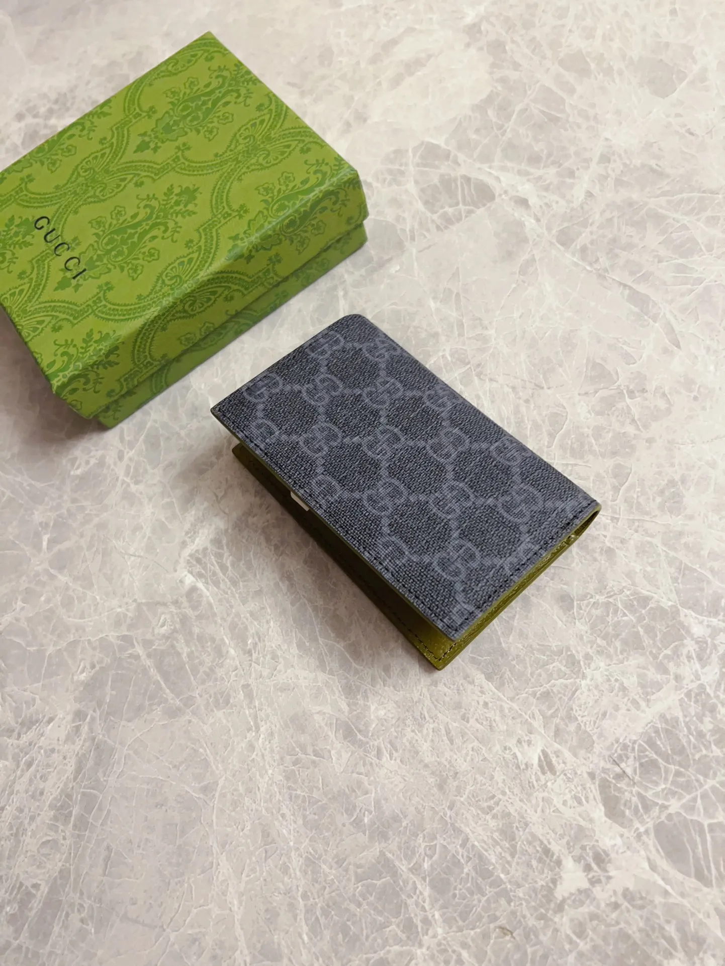 💰310🇭🇺🇭🇺Gucci’s latest collection presents a slim and compact card holder🎋🎋The contrasting two-tone design makes the GG logo emblazoned on the bag stand out🎋🎋This long card holder is made of black GG and the interior is made of contrasting cowhide leather🎋🎋Black GG Supreme canvas with dark gray ceramic effect Double G🎋🎋 Dimensions open: 12cm (L) x 15cm (W) Dimensions closed: 12cm (L) x 7.5cm (W) Model: 768249