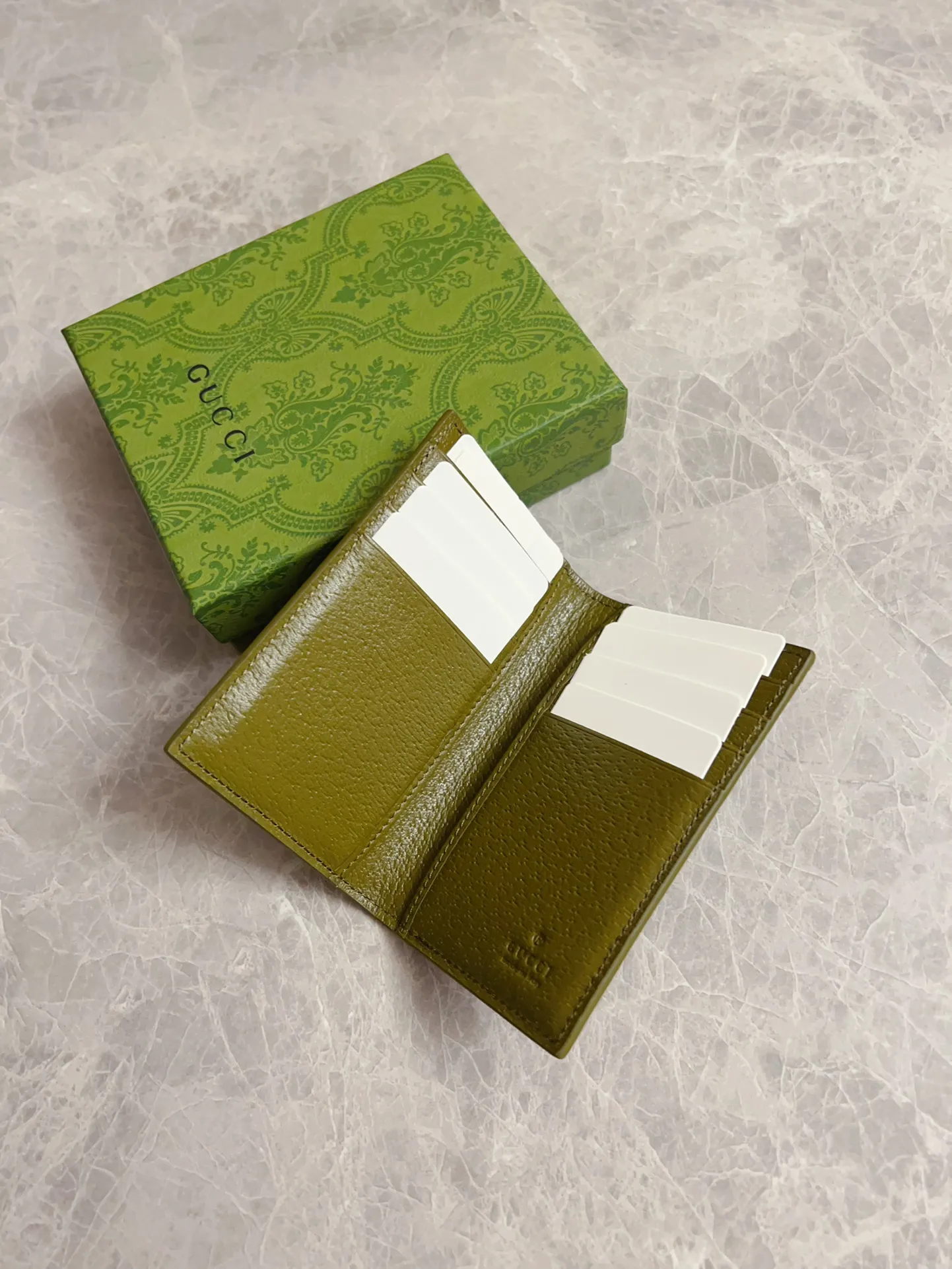 💰310🇭🇺🇭🇺Gucci’s latest collection presents a slim and compact card holder🎋🎋The contrasting two-tone design makes the GG logo emblazoned on the bag stand out🎋🎋This long card holder is made of black GG and the interior is made of contrasting cowhide leather🎋🎋Black GG Supreme canvas with dark gray ceramic effect Double G🎋🎋 Dimensions open: 12cm (L) x 15cm (W) Dimensions closed: 12cm (L) x 7.5cm (W) Model: 768249