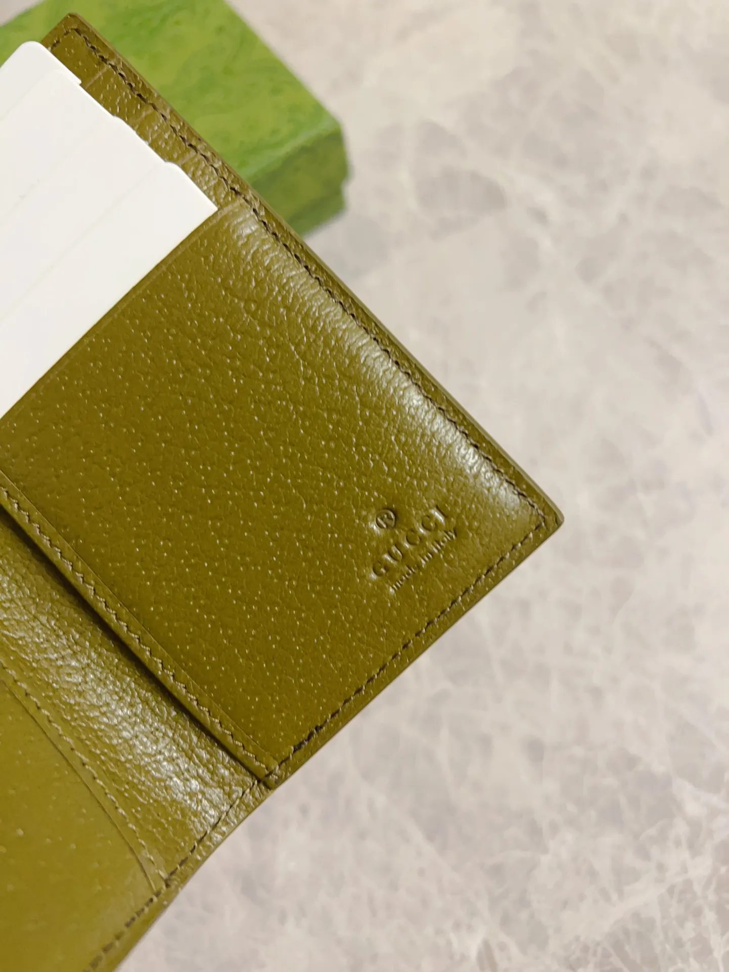 💰310🇭🇺🇭🇺Gucci’s latest collection presents a slim and compact card holder🎋🎋The contrasting two-tone design makes the GG logo emblazoned on the bag stand out🎋🎋This long card holder is made of black GG and the interior is made of contrasting cowhide leather🎋🎋Black GG Supreme canvas with dark gray ceramic effect Double G🎋🎋 Dimensions open: 12cm (L) x 15cm (W) Dimensions closed: 12cm (L) x 7.5cm (W) Model: 768249